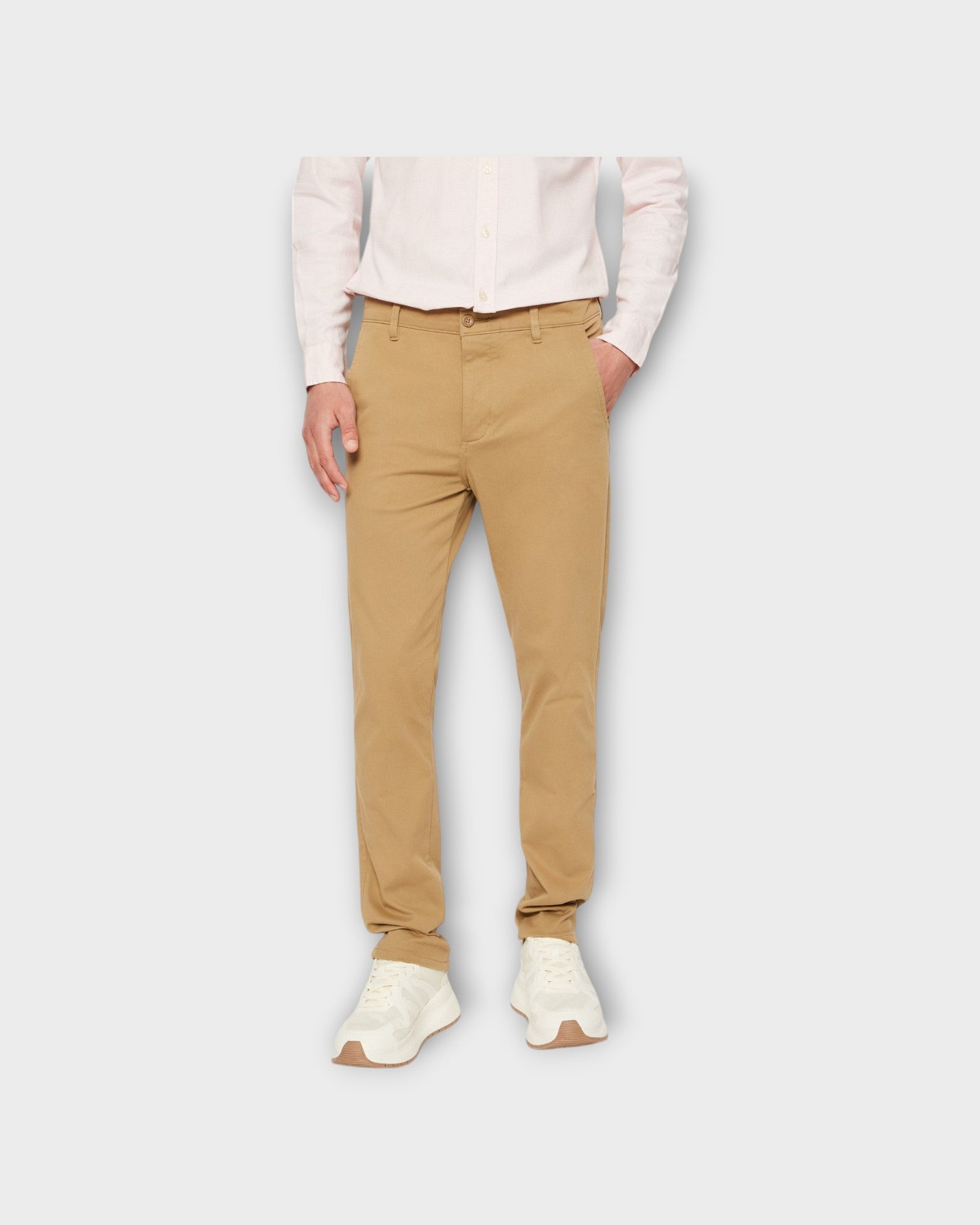 Chino Smart Flex Taperet Sand - Sandfarvet Dockers Herre Chinos. er set forfra.