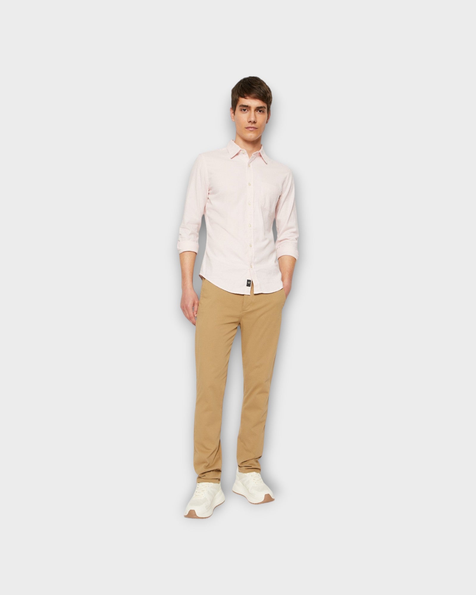 Chino Smart Flex Taperet Sand - Sandfarvet Dockers Herre Chinos. er set på model forfra.