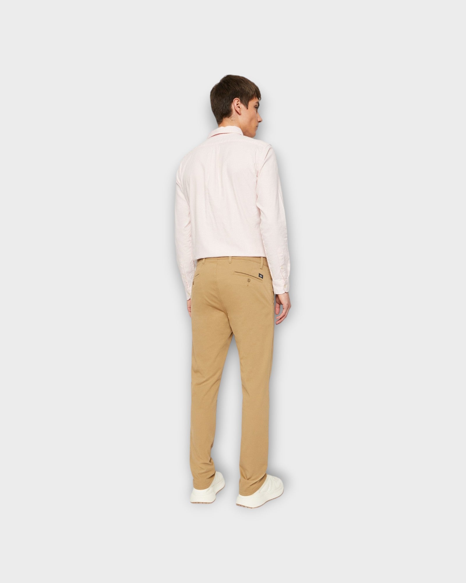 Chino Smart Flex Taperet Sand - Sandfarvet Dockers Herre Chinos. er set på model bagfra.