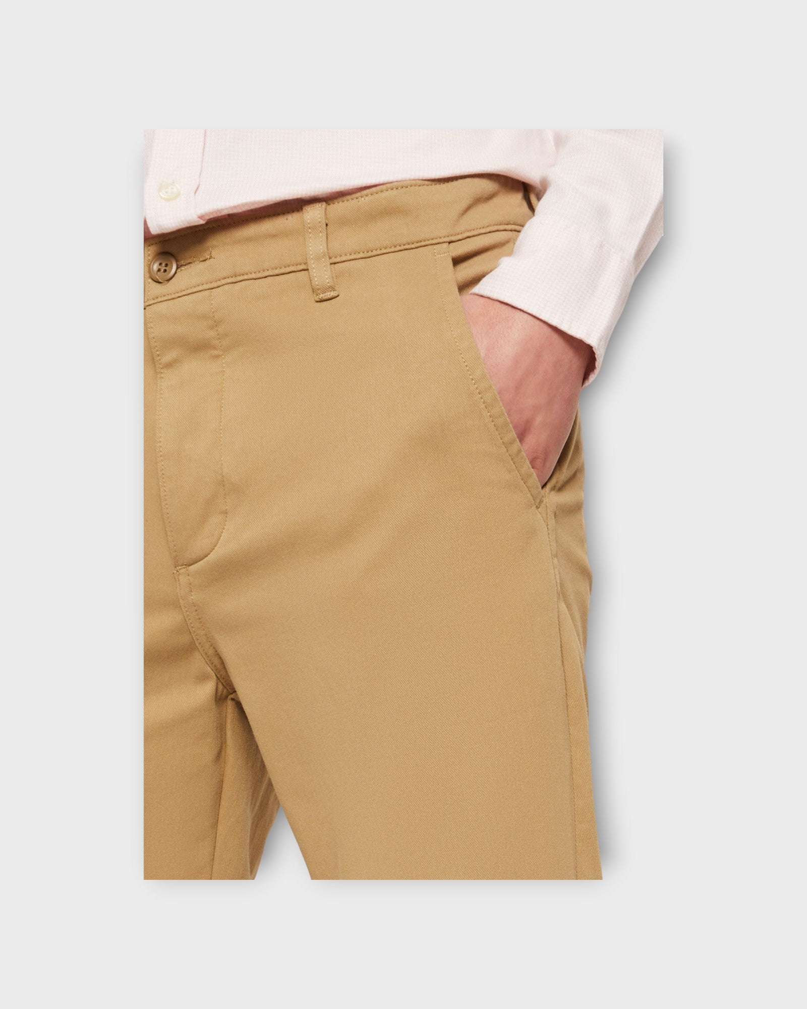 Chino Smart Flex Taperet Sand - Sandfarvet Dockers Herre Chinos. er set fra siden.