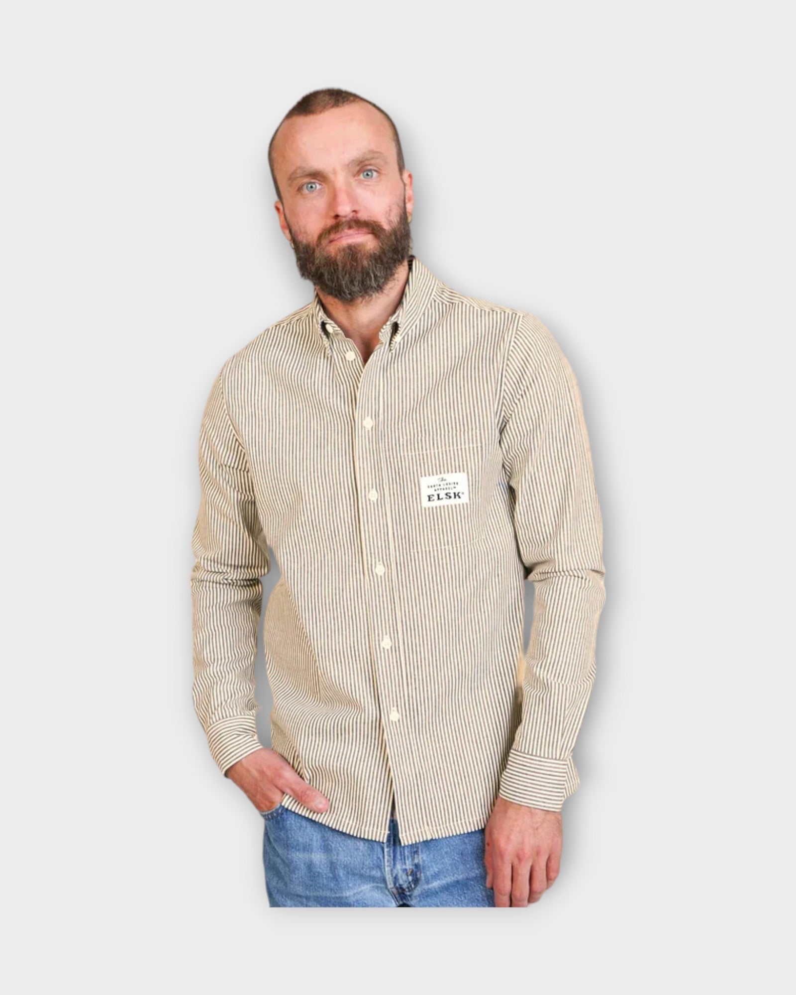 Doug Shirt Otter Beige fra ELSK. Hvid og sand stribet herre skjorte. Her set på model forfra.