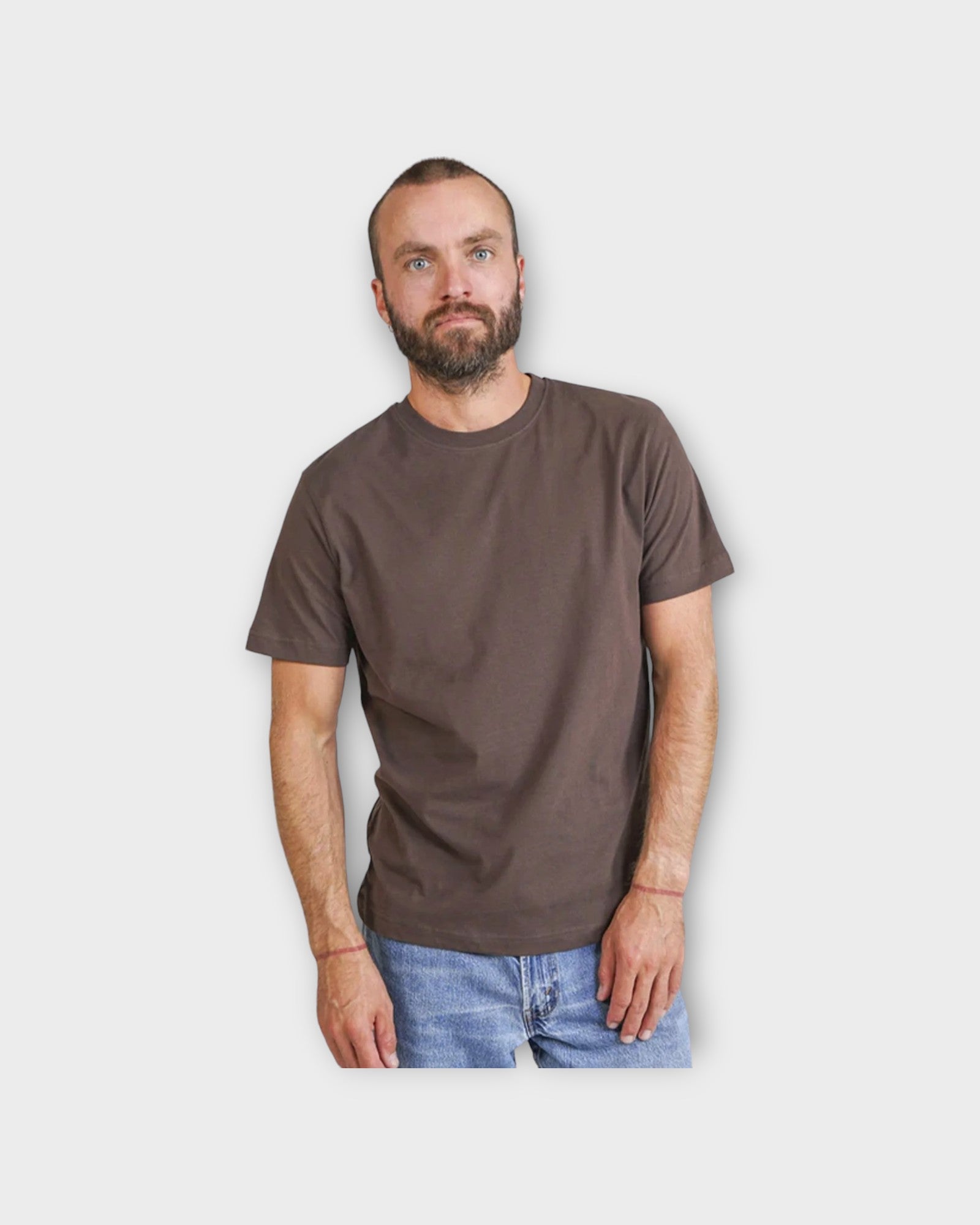 Essential Men´s Brushed T-shirt Dark Oak - Brun Elsk Herre T-shirt. Her set på model forfra.
