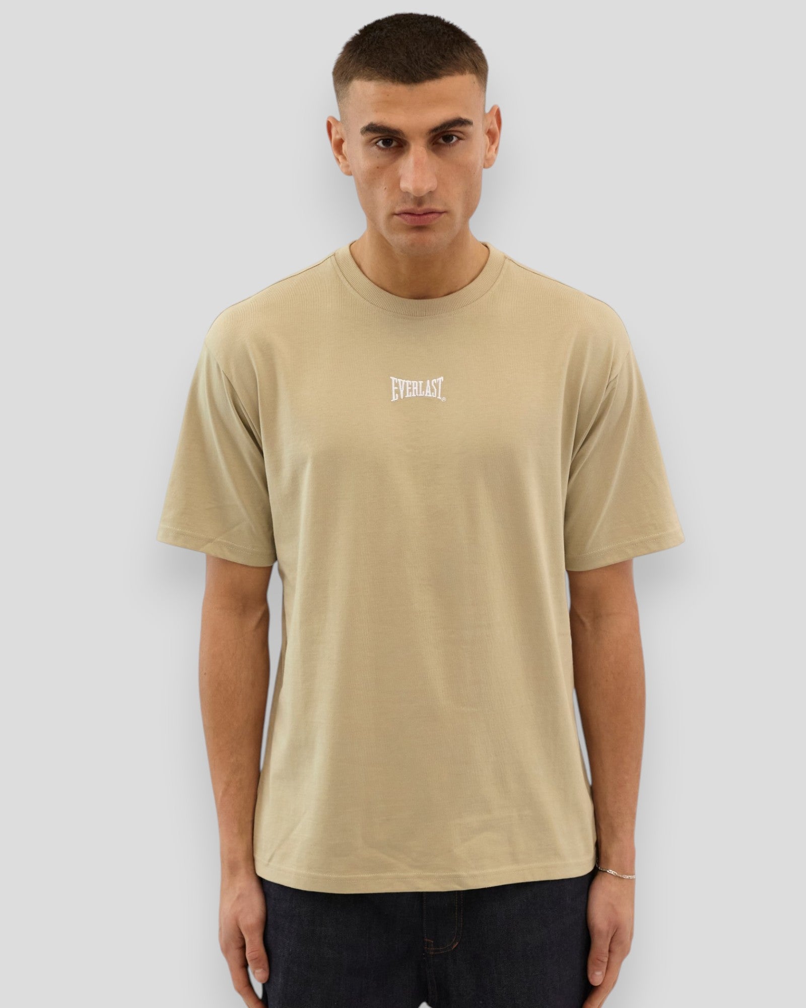Grå Everlast T-shirt med teksten "Never Give Up" foran, afslappet tøj til træning eller hverdag.
