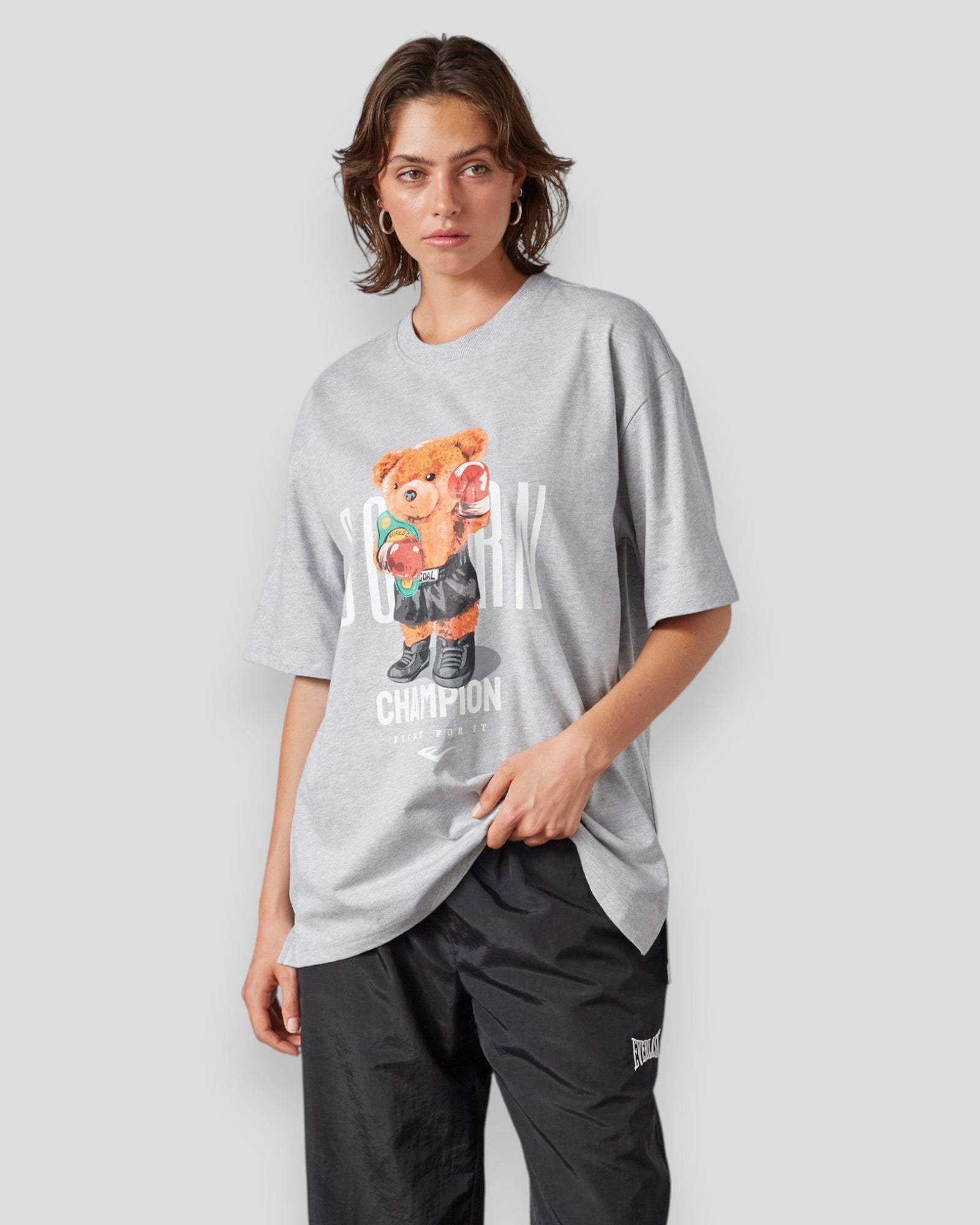 Everlast Born Champion T-shirt i lys grå melange, casual fit med rund hals og blødt bomuldsstof, vist på model.