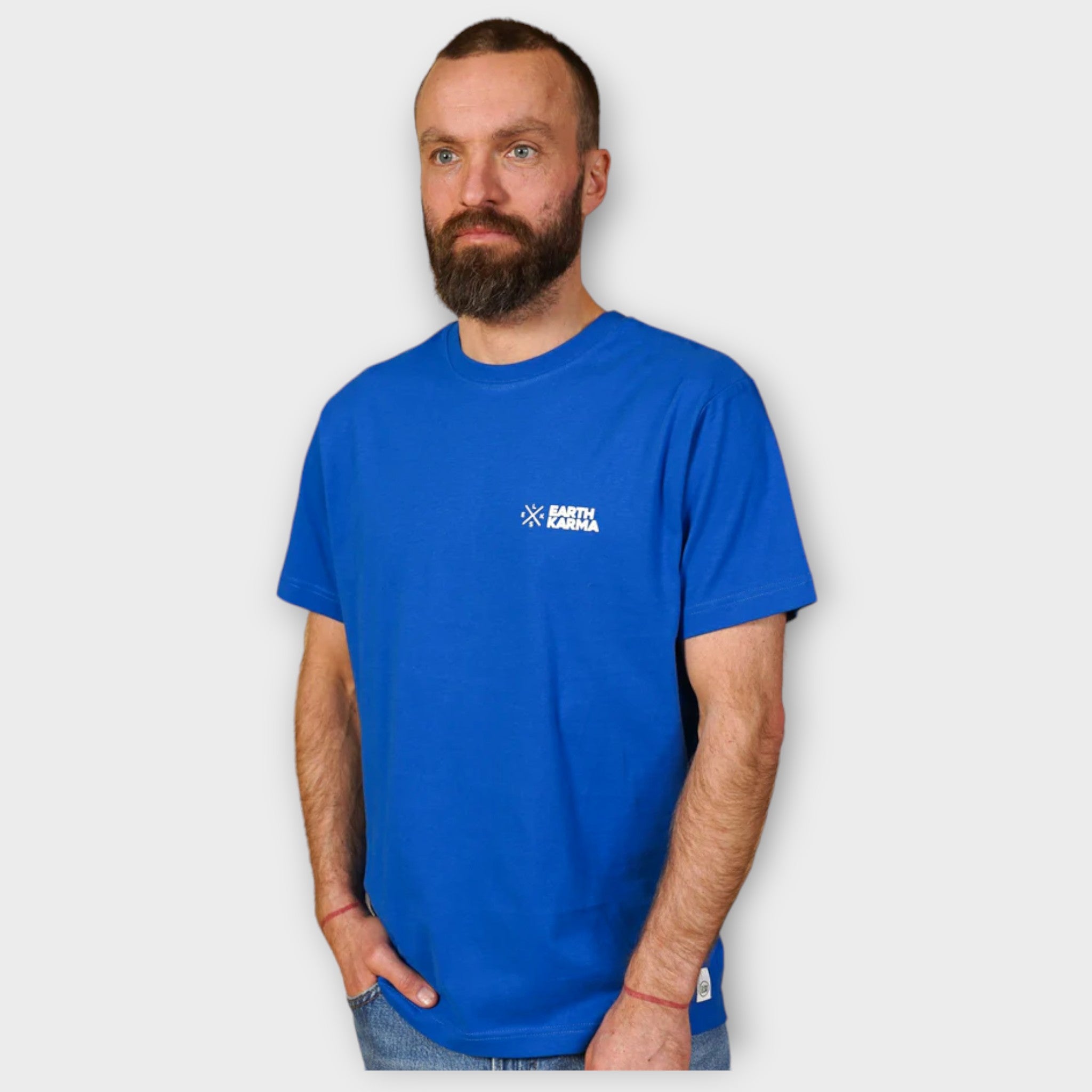 Earth Karma Brushed T-shirt  Lapis Blue, lækker stærk blå herre T-shirt fra Elsk. Her set forfra på mandelig model.