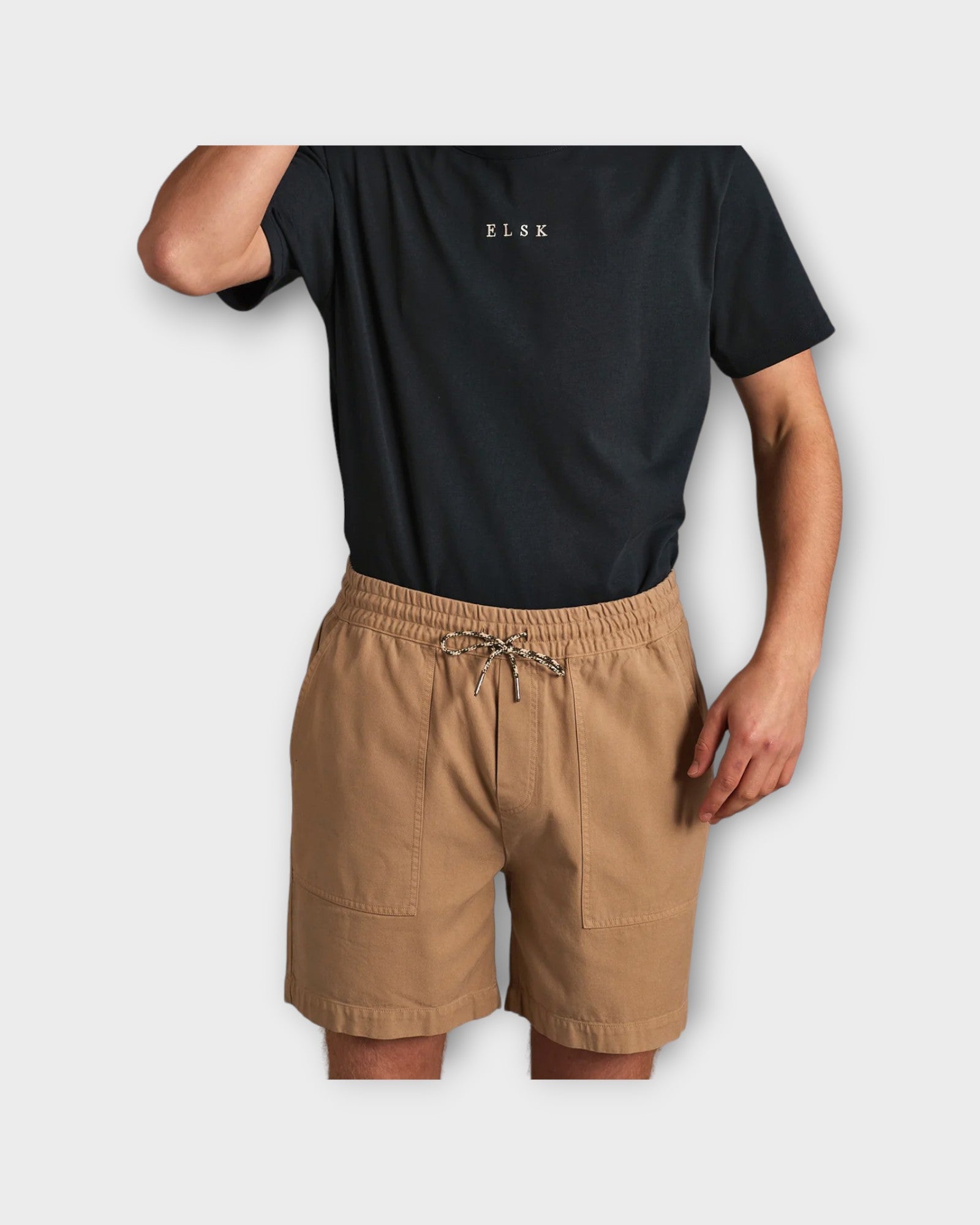 Eddie Drawstring Shorts Dune fra Elsk. Khaki farvet Shorts til Mænd med snører i livet. Her set forfra.