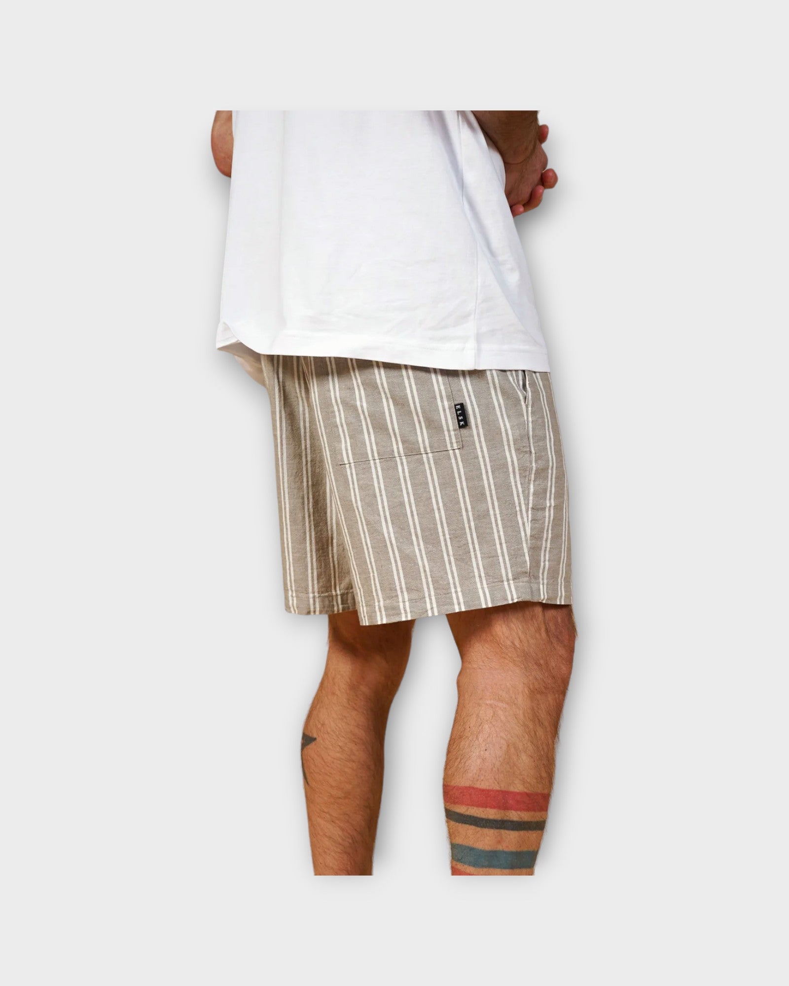 Wallie Drawstring Stripe Shorts Almond Beige fra Elsk. Sandfarvet og hvid stribet Shorts til Mænd. Her set bagfra.