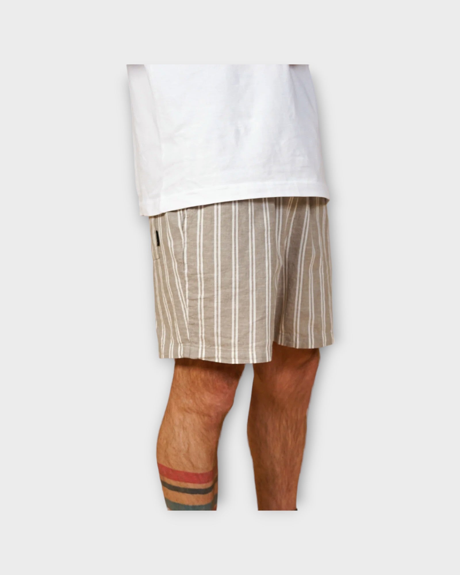 Wallie Drawstring Stripe Shorts Almond Beige fra Elsk. Sandfarvet og hvid stribet Shorts til Mænd. Her set forfra.