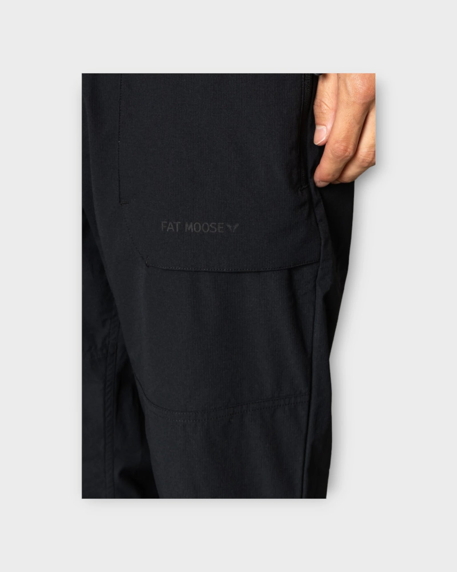 Track Pants Black - Sorte Fat Moose Bukser til Mænd. Her ses logo på lommen.