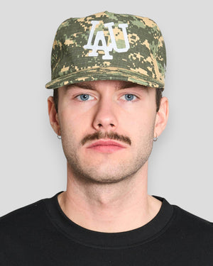 Grøn digi camo baseball cap fra Lau Lau, afslappet stil med justerbar rem og synlig camouflagemønster.