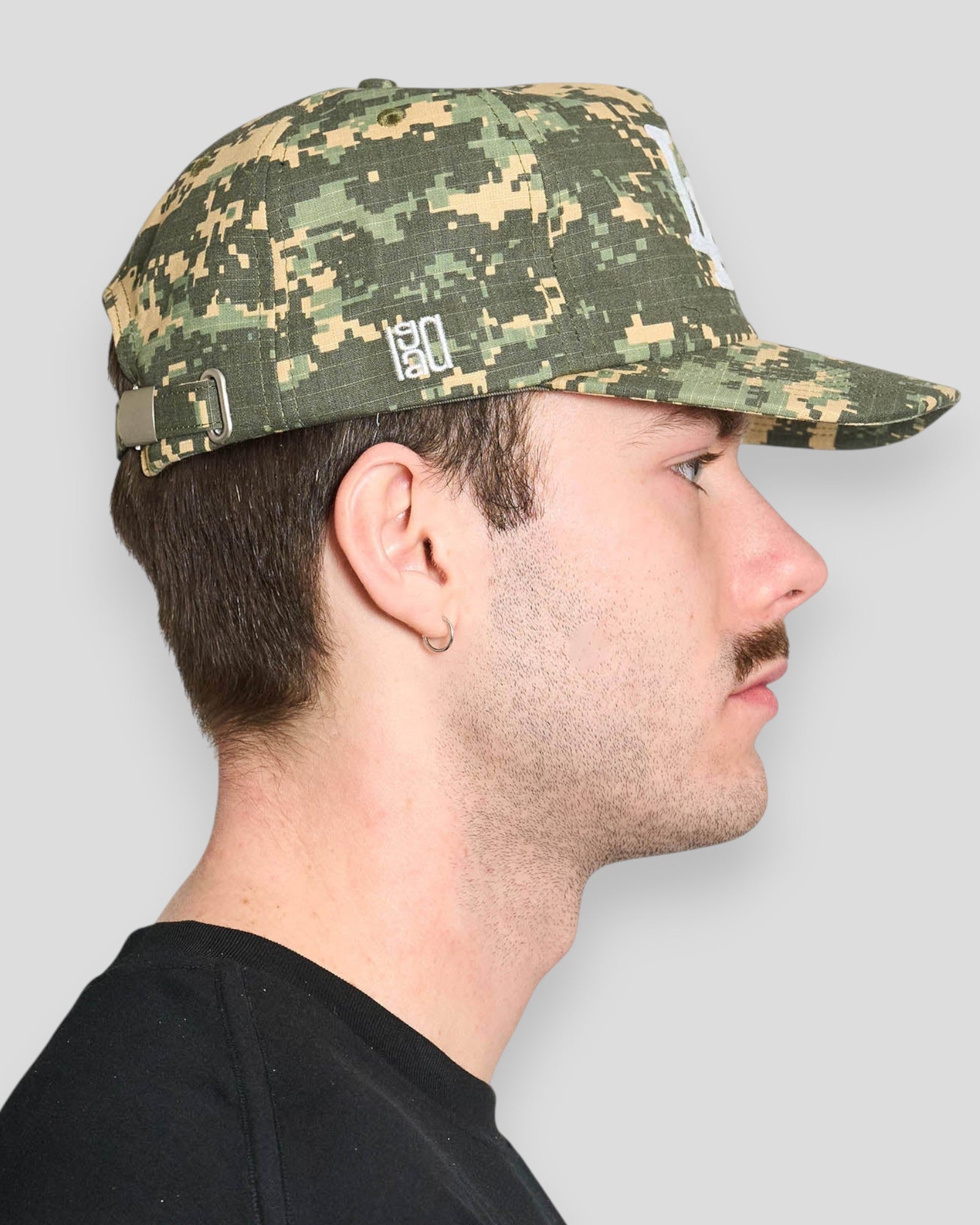 Grøn digi camo baseball cap fra Lau Lau med justerbar rem og flat visir, afslappet og stilfuld hovedbeklædning