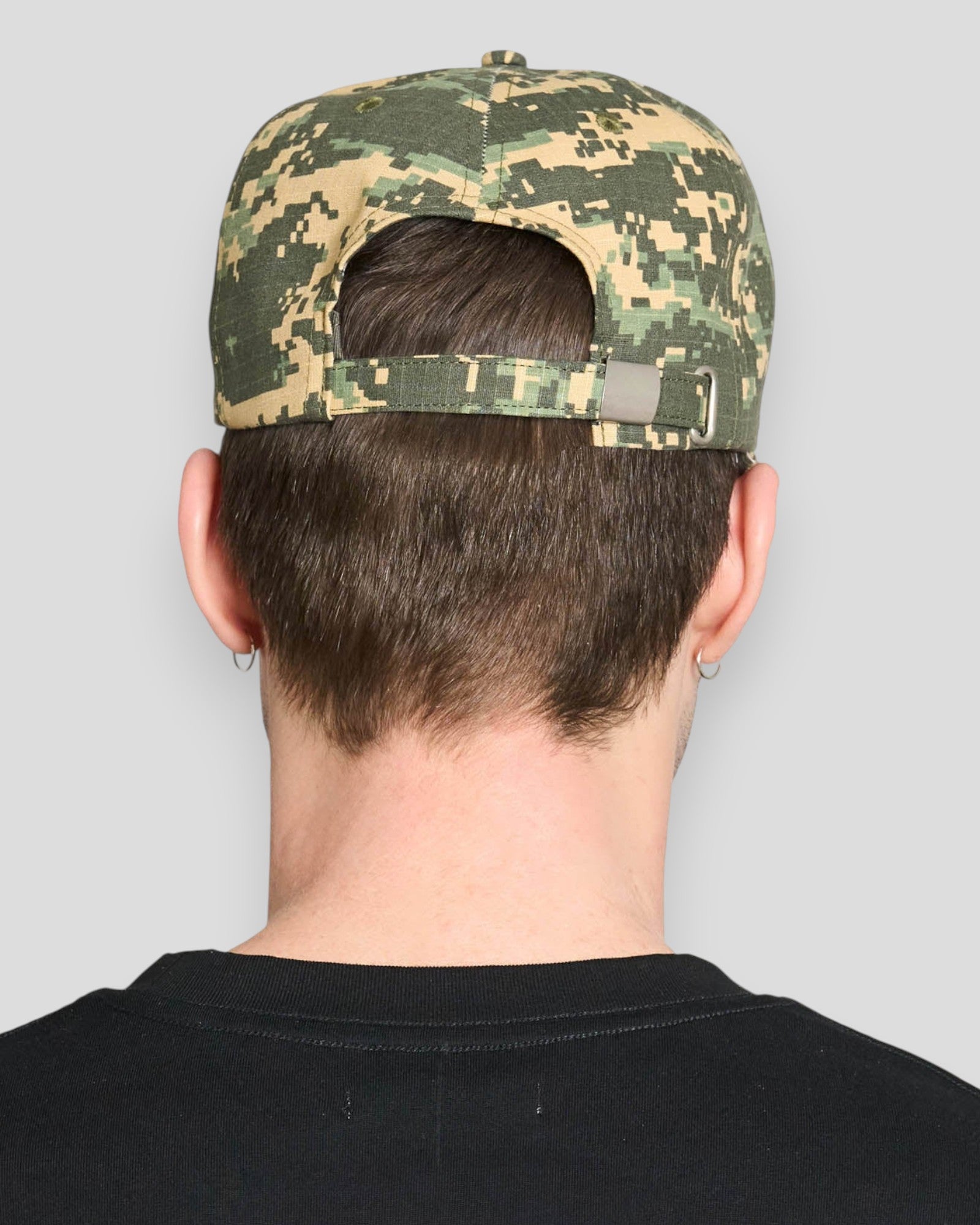 Grøn Digi Camo baseballkasket fra Lau Lau med justerbar rem og klassisk cap-stil, synlig i billedet