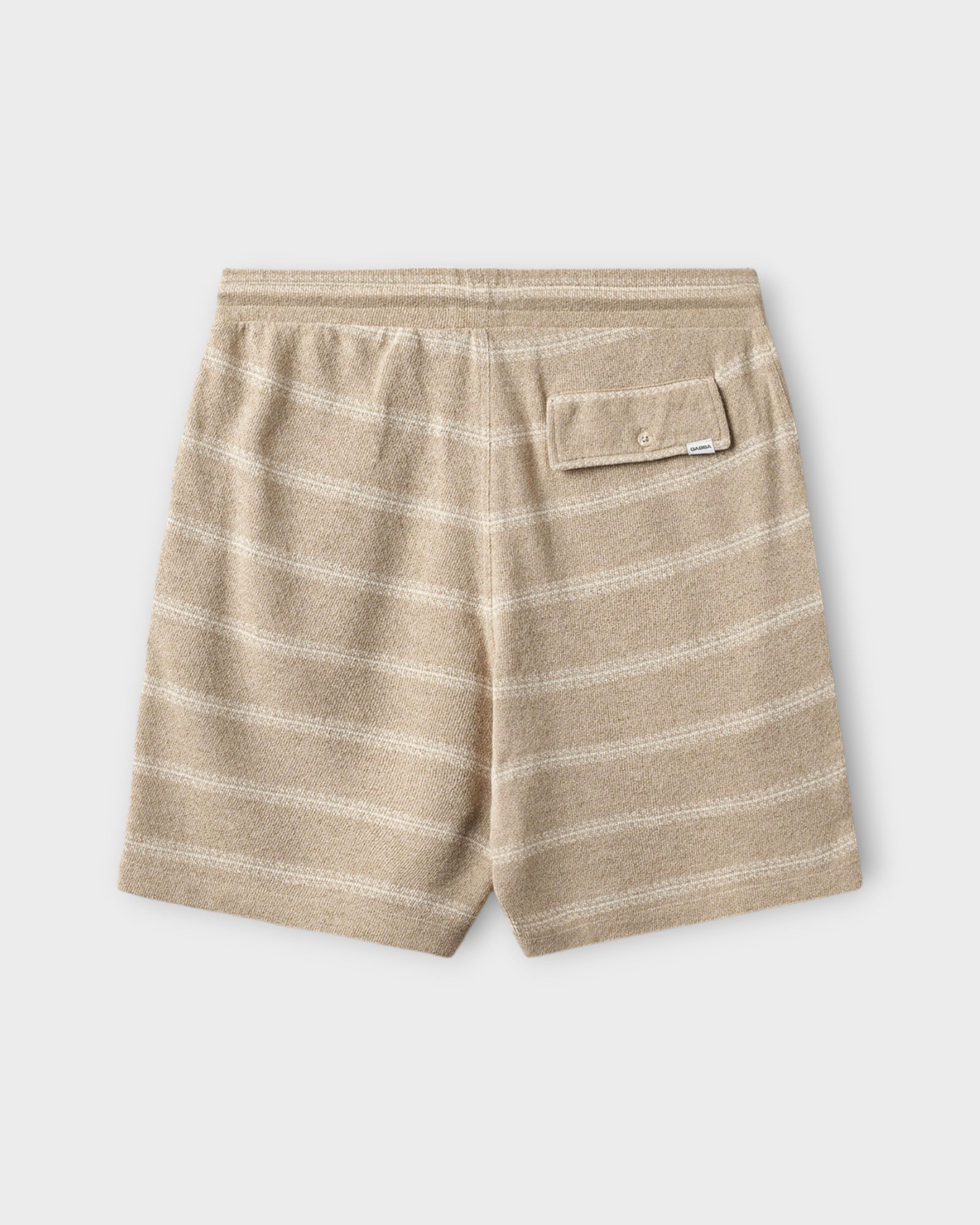 Fede Win Shorts Safari fra Gabba. Sandfarvet shorts med elastik i livet til mænd. Her set bagfra.