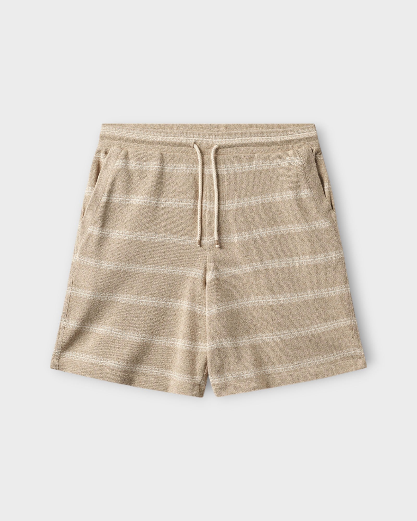 Fede Win Shorts Safari fra Gabba. Sandfarvet shorts med elastik i livet til mænd. Her set forfra.