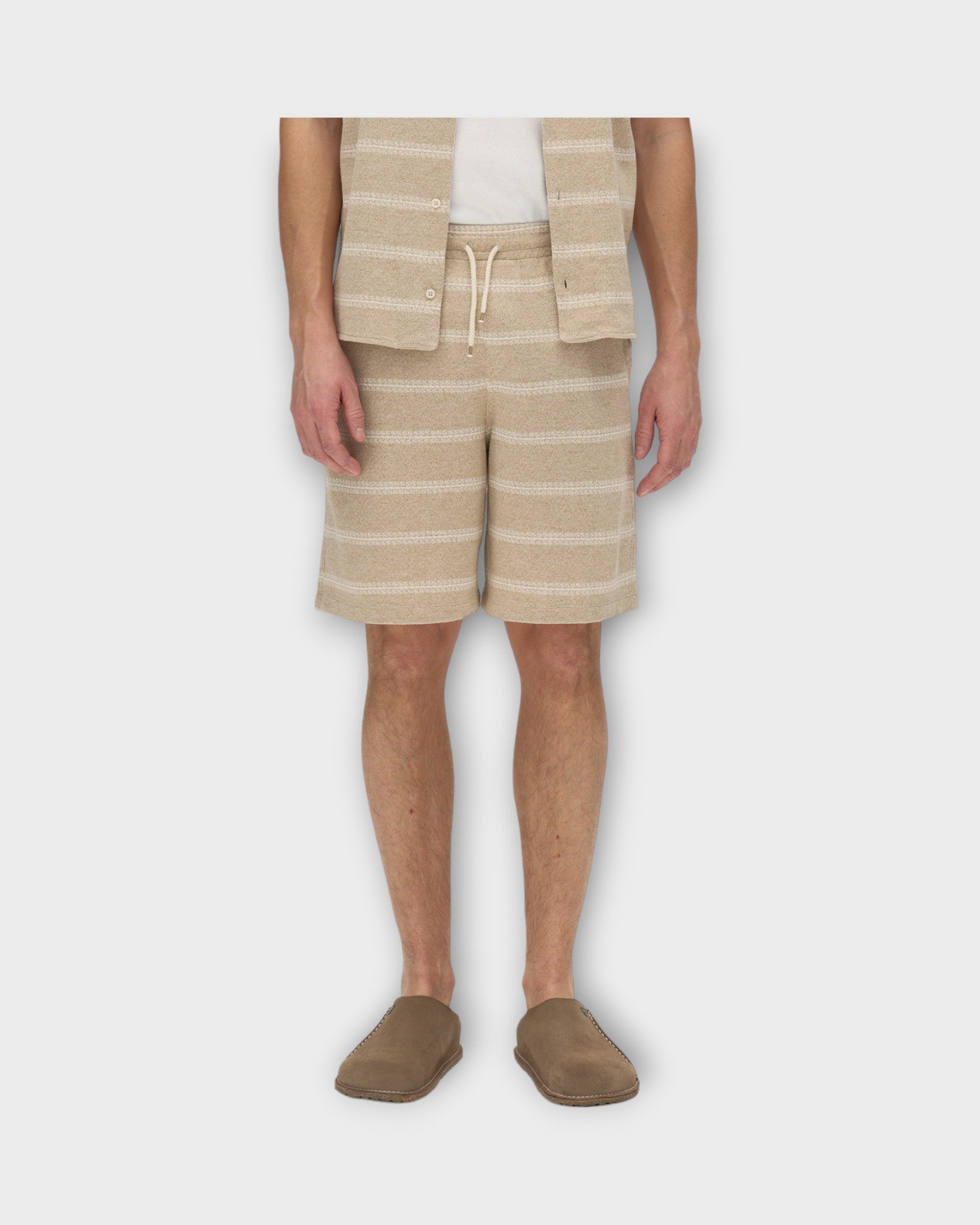 Fede Win Shorts Safari fra Gabba. Sandfarvet shorts med elastik i livet til mænd. Her set i closeup på model.