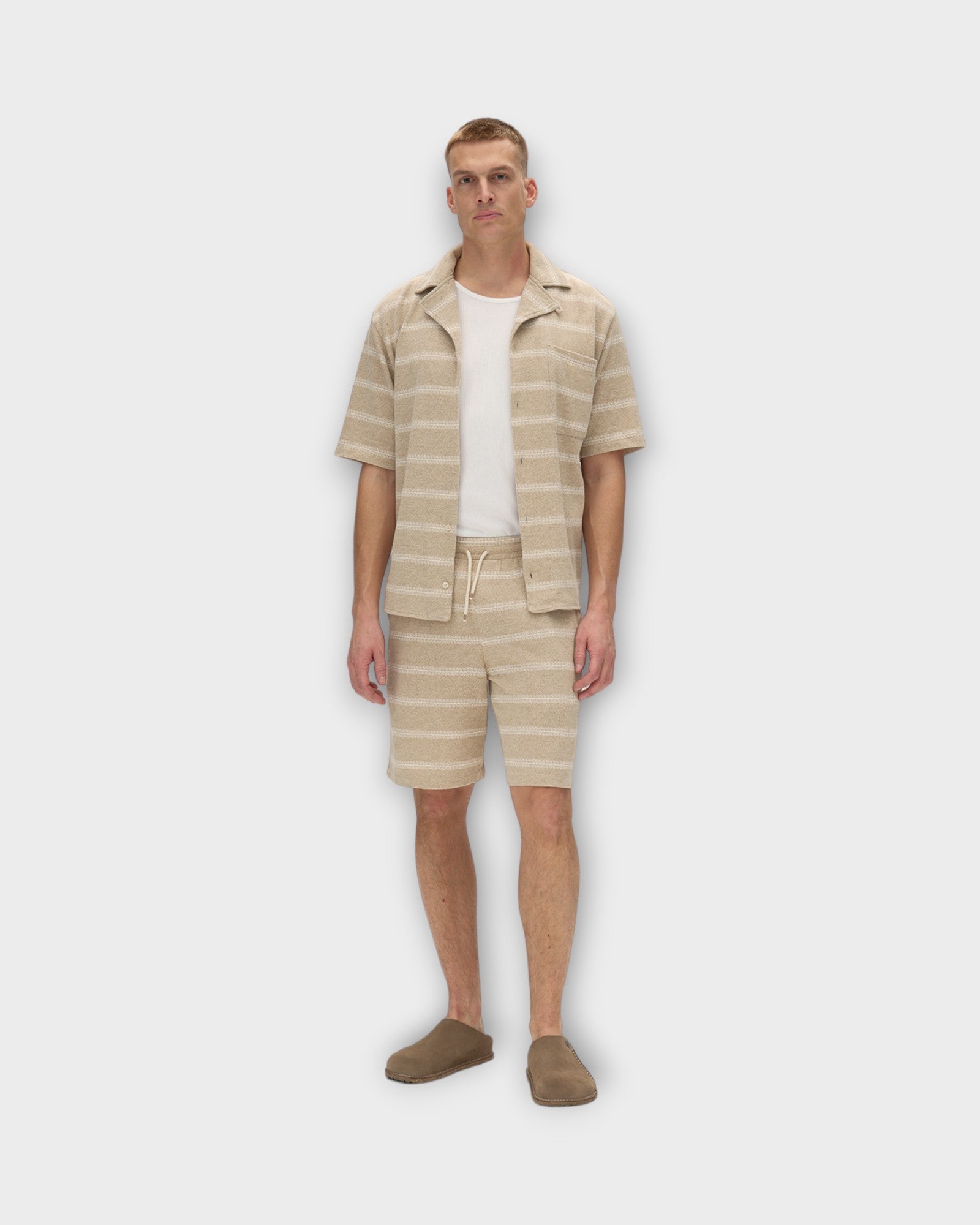 Fede Win Shorts Safari fra Gabba. Sandfarvet shorts med elastik i livet til mænd. Her set på model forfra.