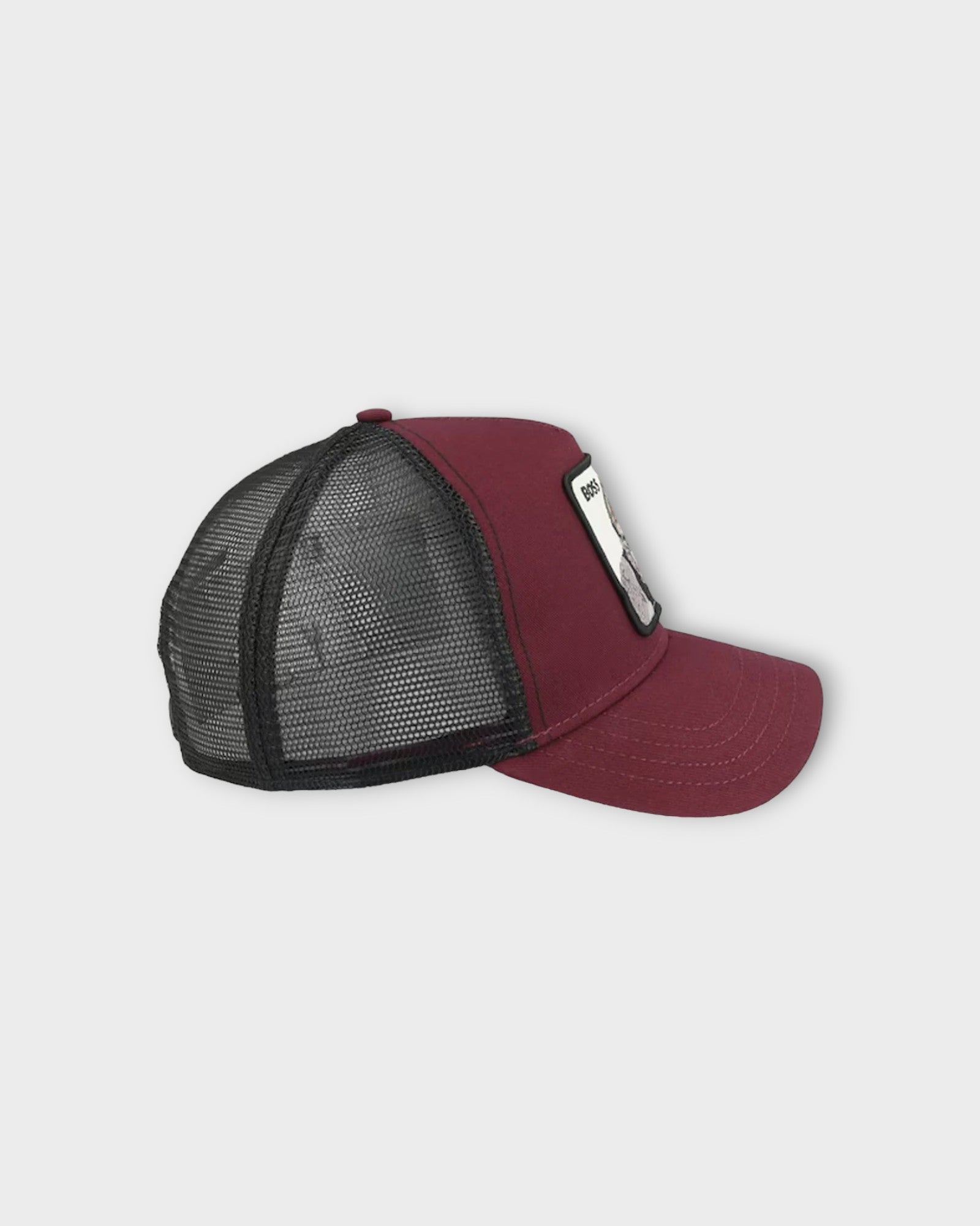 The Boss Burgundy - Bordeaux Goorin Bros Trucker Cap til Mænd. Her set fra siden af.