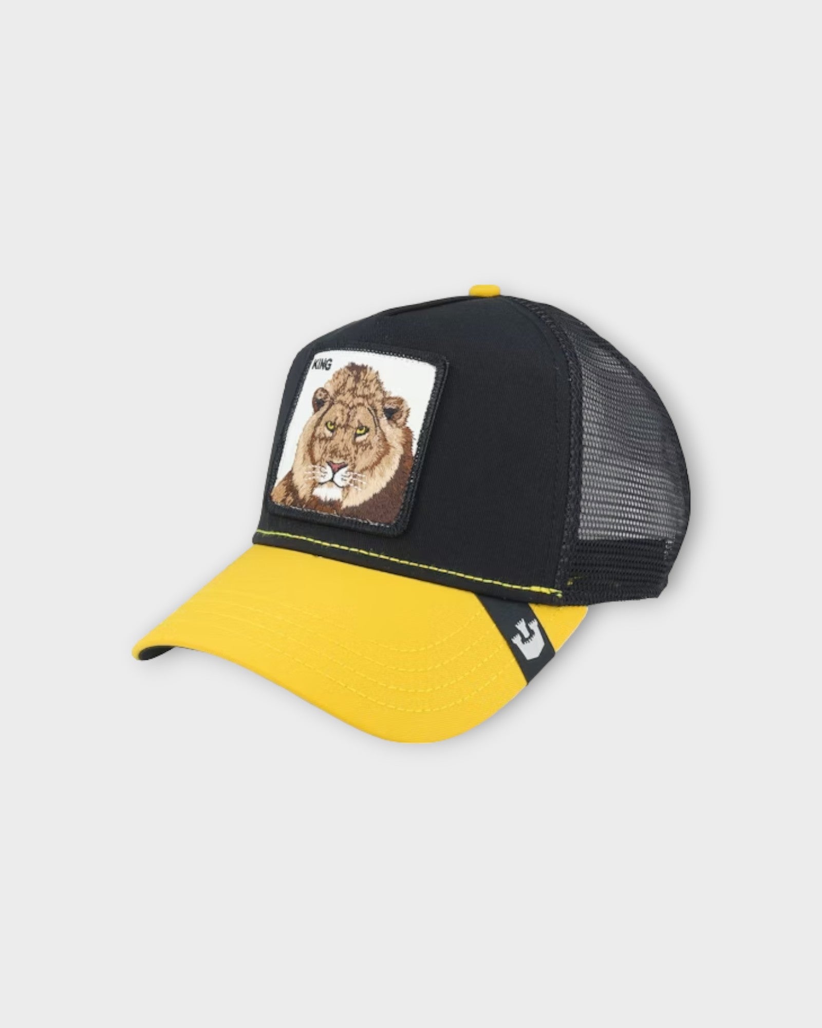 The King Lion Gold - Sort Goorin Bros Herre Trucker Cap til Mænd. Her set forfra.