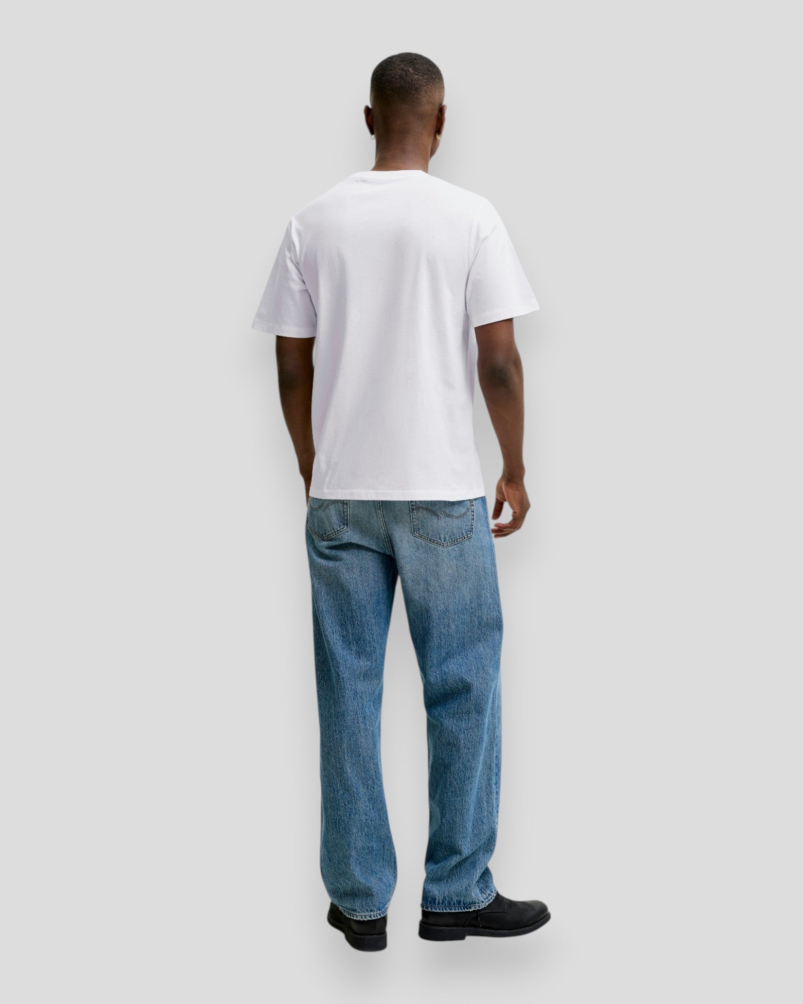 Hvid Jack & Jones økologisk basic T-shirt med rund hals, vises på billedet. Komfortabel og enkel design.