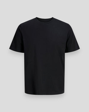 Sort Jack & Jones økologisk basic T-shirt med O-hals, enkel og behagelig, set foran på billedet.