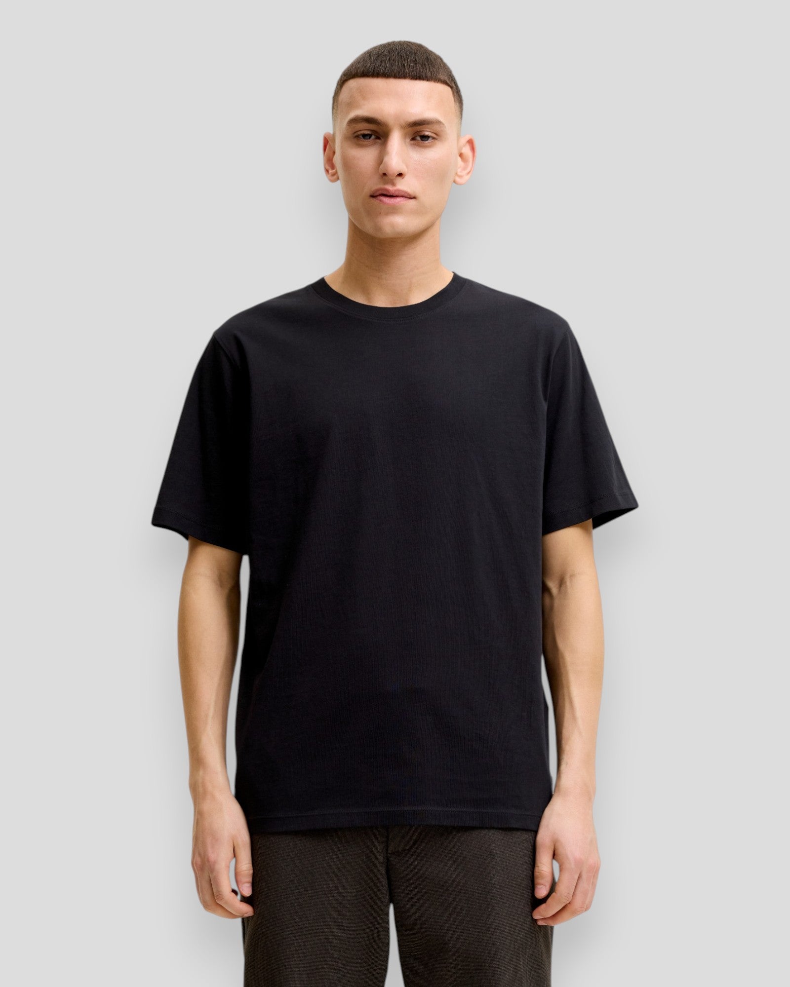 Sort Jack & Jones økologisk basic T-shirt med rund hals, blødt bomuldsstof, vises på billedet.
