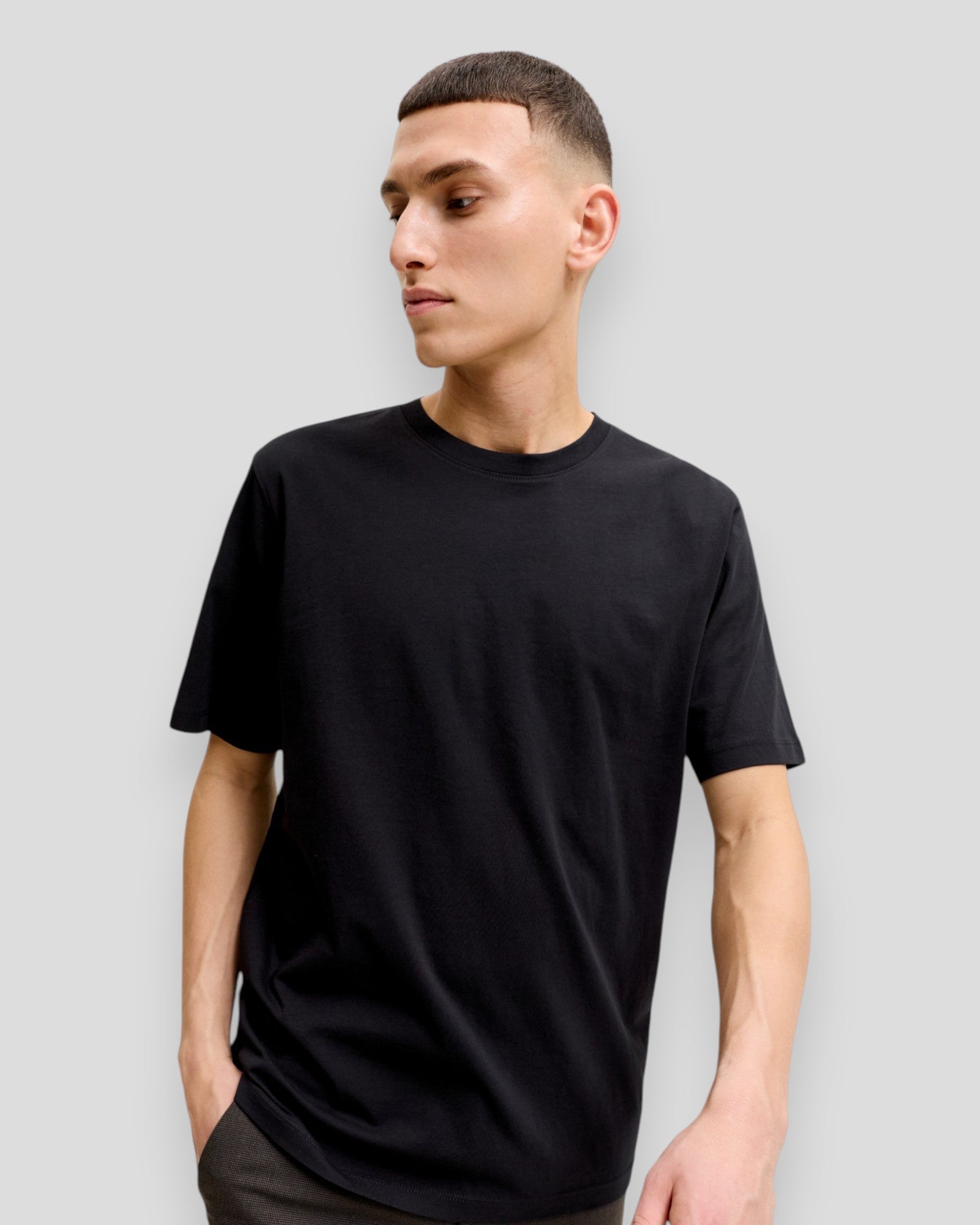 Sort Jack & Jones økologisk basic T-shirt med rund hals, enkel og behagelig, vist på model.