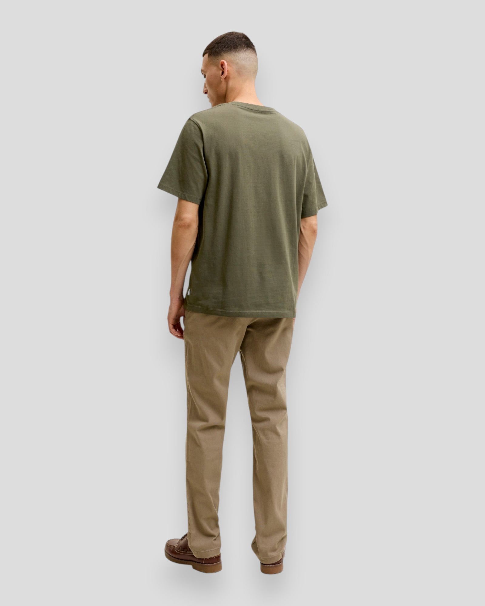 Økologisk basic T-shirt med O-hals fra Jack & Jones i Olive Night farve, enkel og komfortabel for hverdagsbrug.
