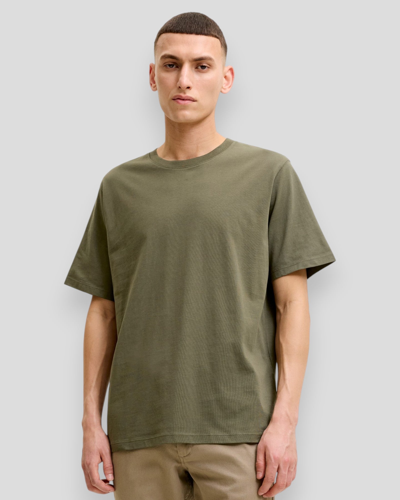 Økologisk basic T-shirt fra Jack & Jones med rund hals i Olive Night farve, vises på modellen.