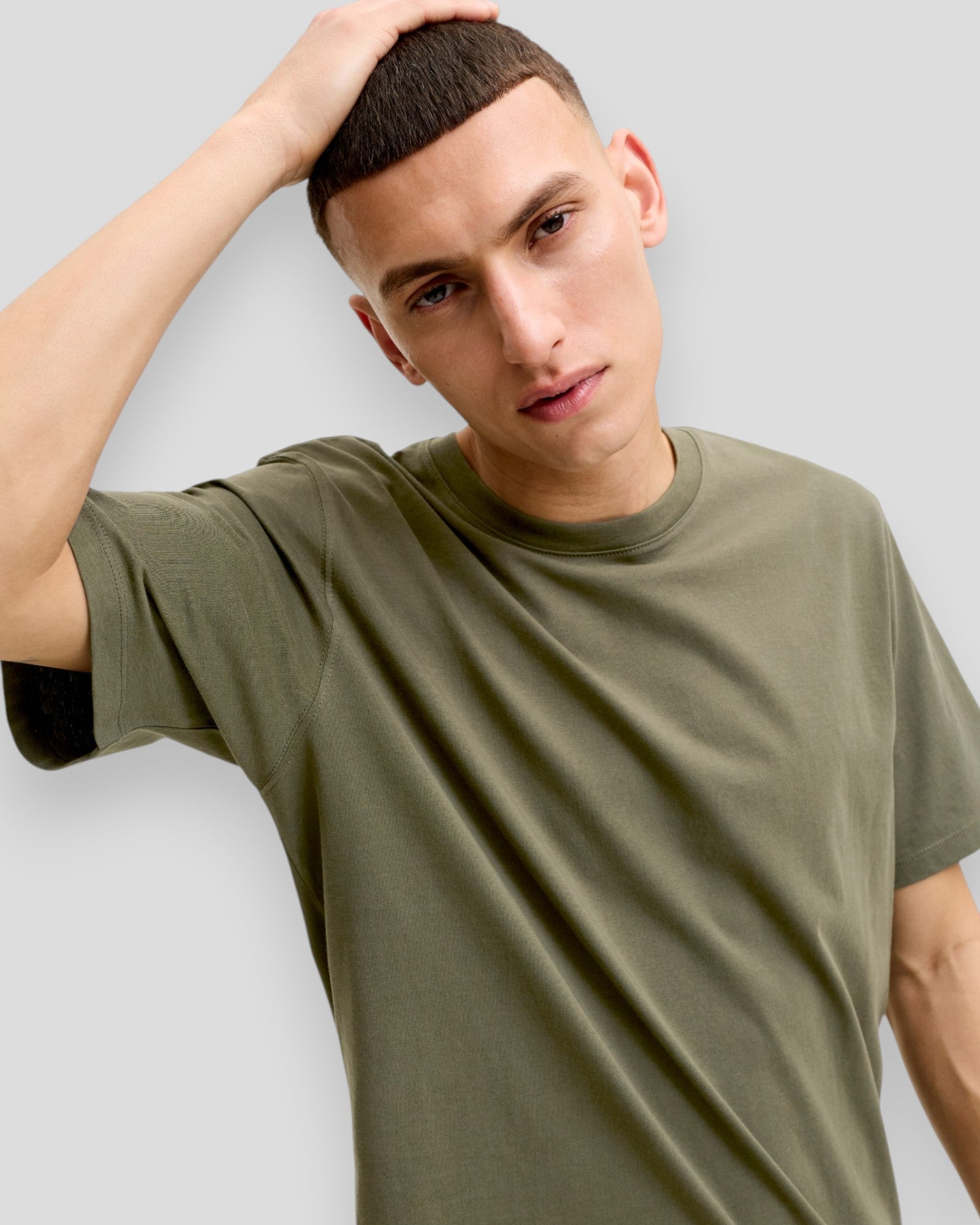 Økologisk basic T-shirt fra Jack & Jones i Olive Night med rund hals, foran, afslappet stil, blød bomuldsstof.