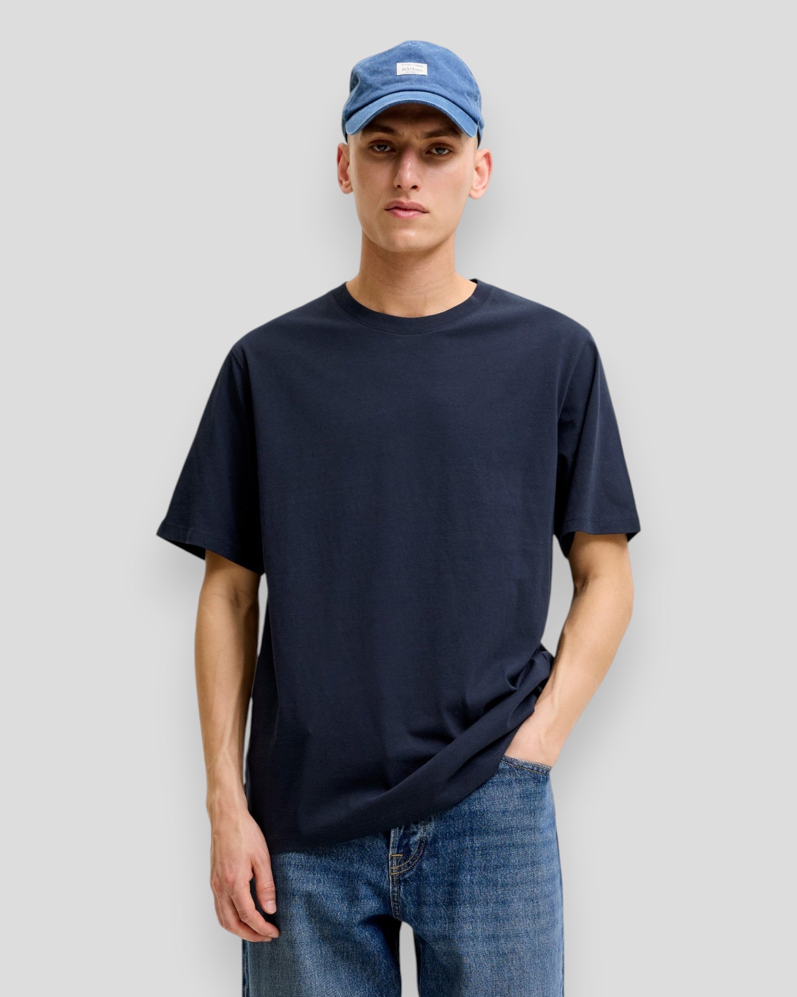 Navy Blazer Jack & Jones økologisk basic T-shirt med rund hals, enkel og komfortabel, vises på billedet.