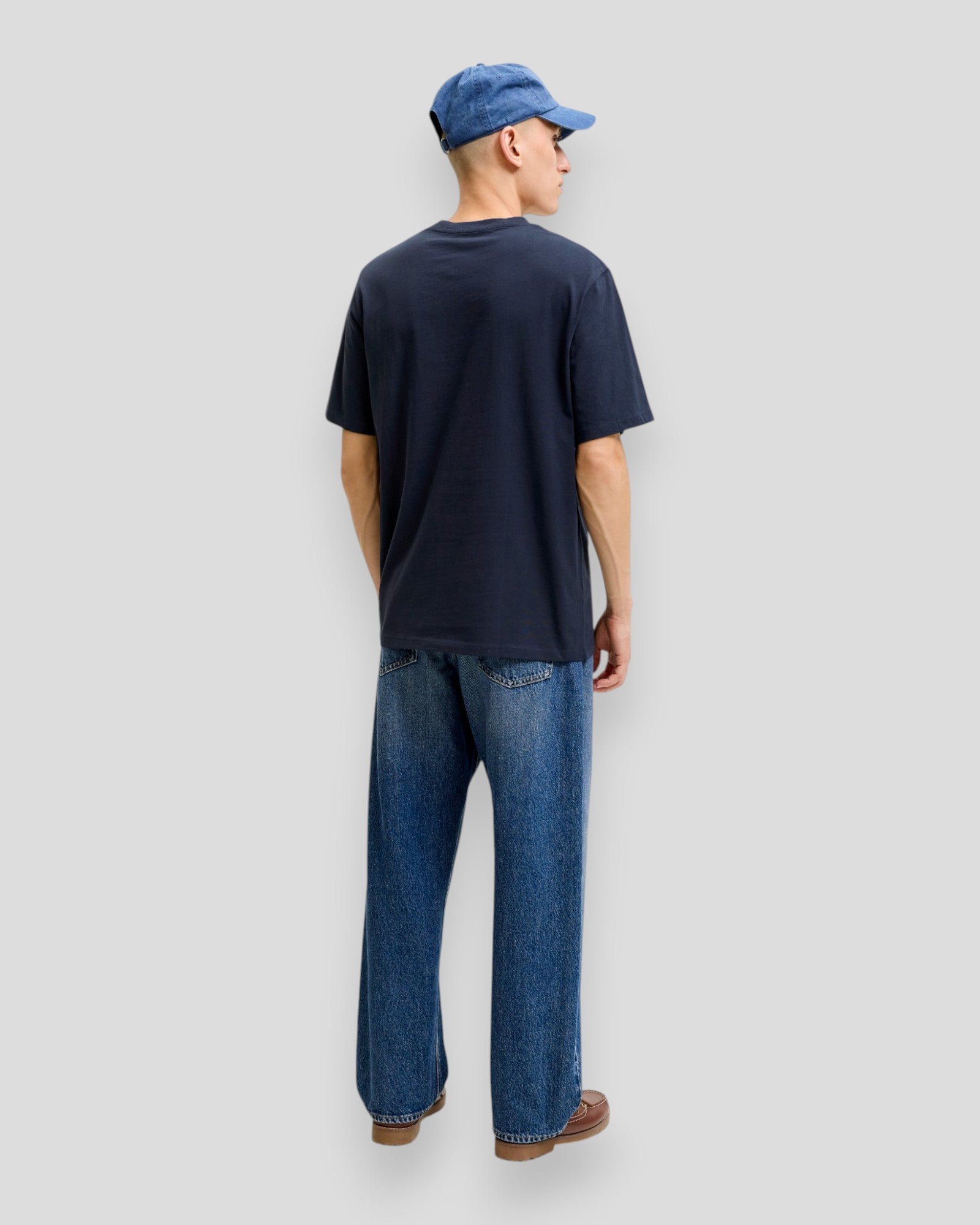 Mørkeblå Jack & Jones Organic Basic Tee Ss O-neck, afslappet T-shirt med rund hals, på model.