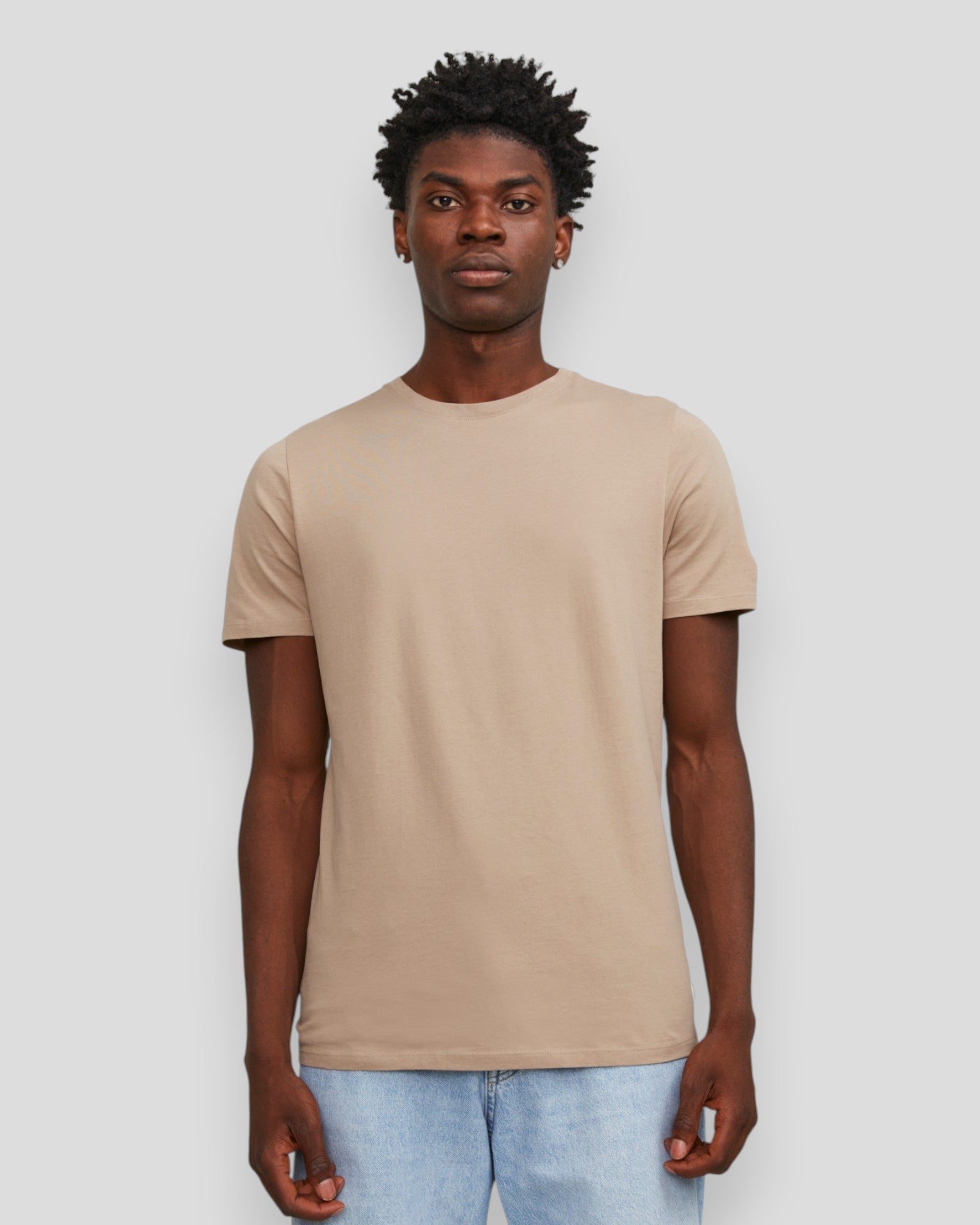 Mænds Jack & Jones Basic Tee SS O-neck i blød bomuld, enkel hvid t-shirt med rund hals, til afslappet hverdagsbrug.