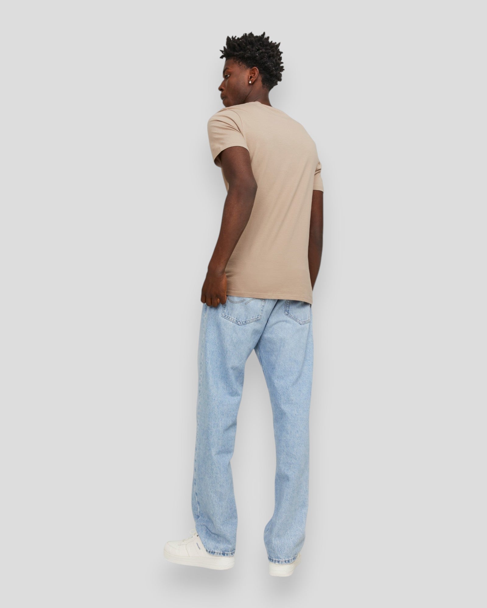 Sort Jack & Jones Basic Tee SS O-neck med rund hals, enkel t-shirt til hverdagsbrug.