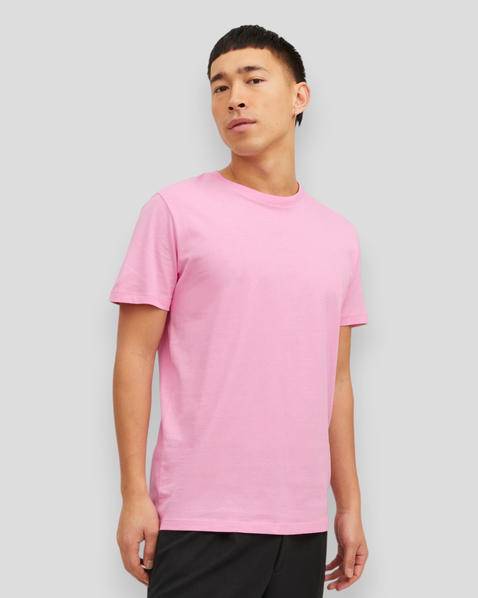 Økologisk basic T-shirt med O-hals i Prism Pink fra Jack & Jones, viser frontbillede af den lyserøde T-shirt.