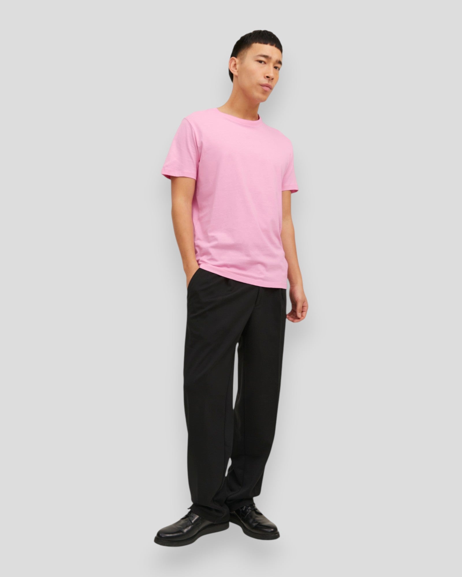 Økologisk basic T-shirt med O-hals fra Jack & Jones i prism pink, perfekt til afslappet stil og komfort.