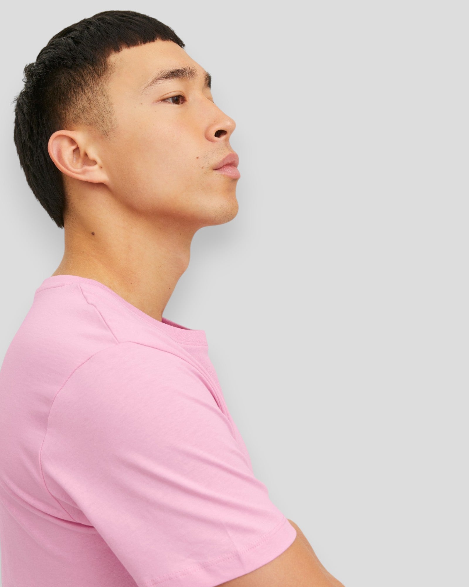 Jack & Jones økologisk basic T-shirt med O-hals i Prism Pink, vises fladt på model i billedet.