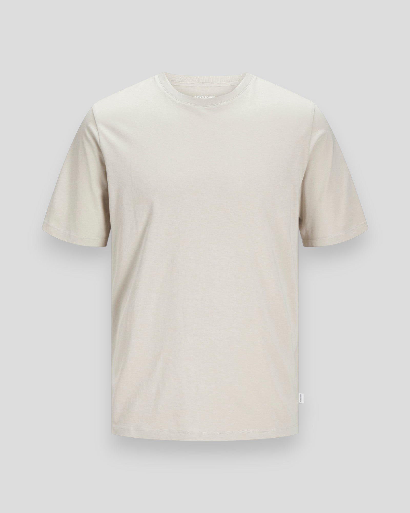 Økologisk basic T-shirt med O-hals fra Jack & Jones i farven Moonbeam, vises på model.
