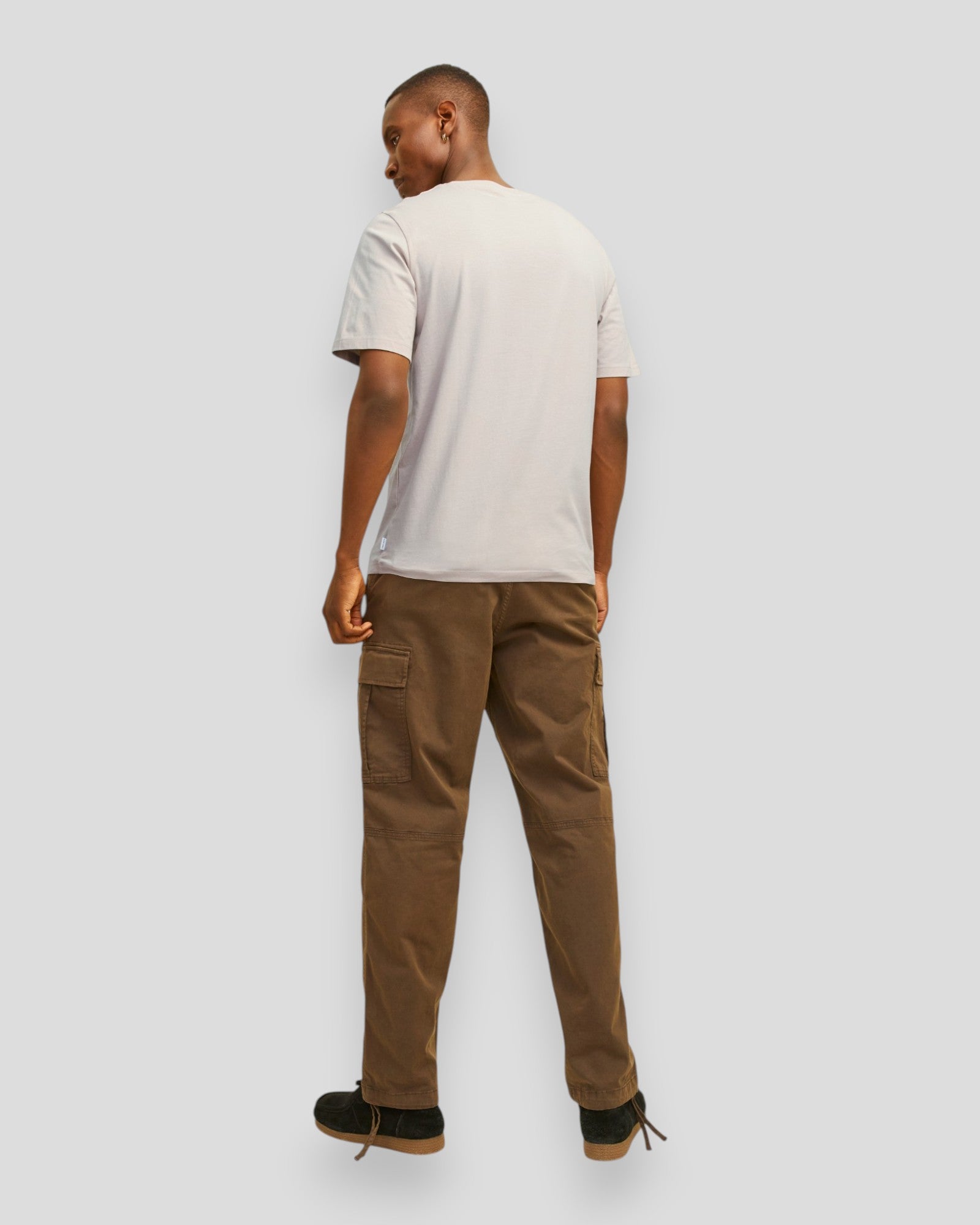 Hvid Jack & Jones økologisk basic T-shirt med O-hals i Moonbeam farve, vist på model foran neutral baggrund.