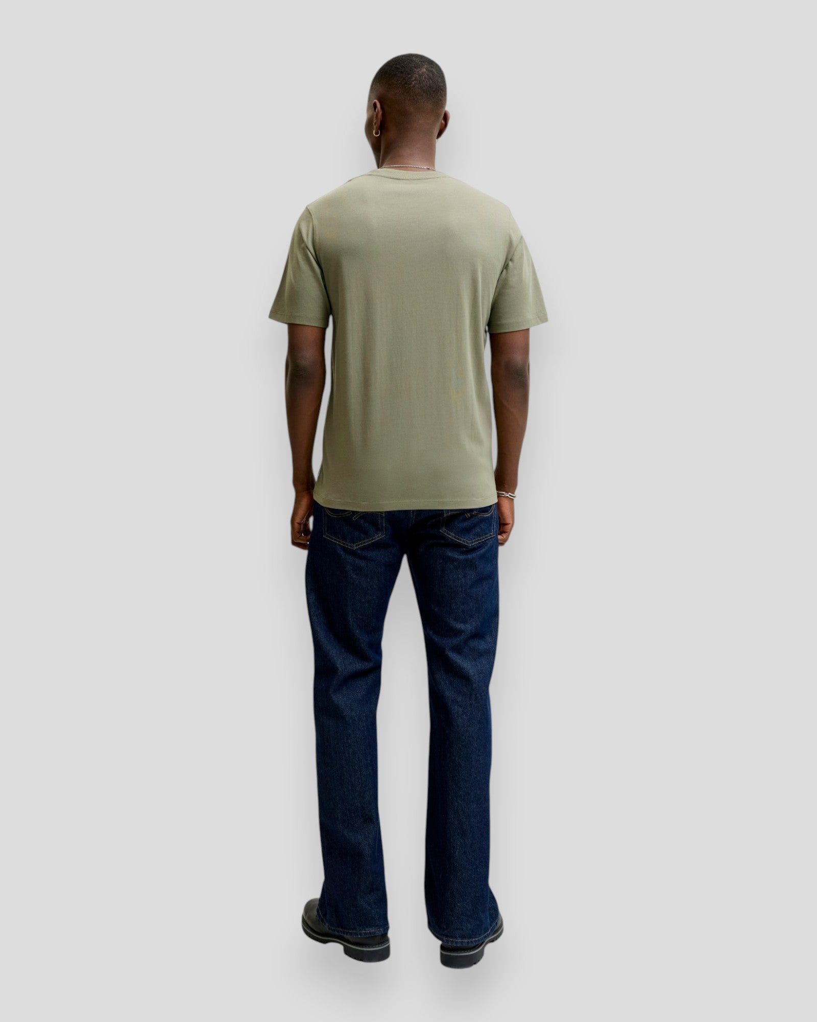 Økologisk basic T-shirt med rund hals fra Jack & Jones i vetiverfarve, enkel og stilfuld til hverdagsbrug.