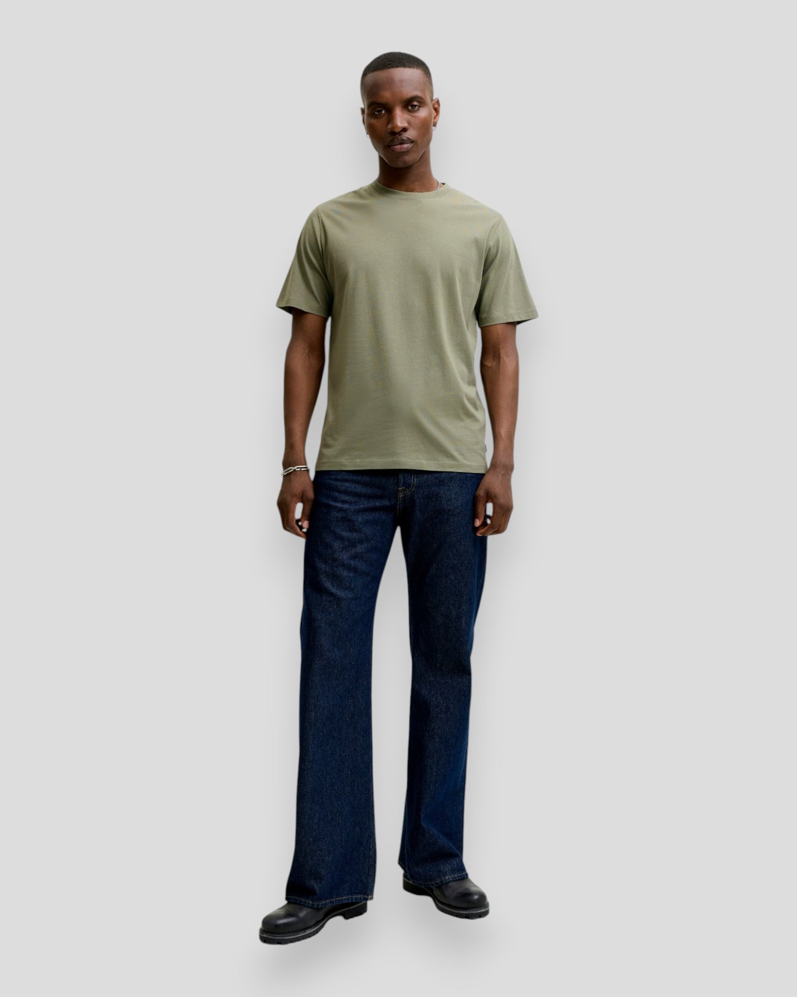 Økologisk basic t-shirt med O-hals fra Jack & Jones i vetiver farve, casual og komfortabelt design, lavet af blødt materiale.