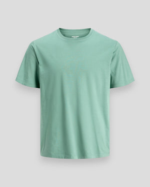 Organisk basic T-shirt fra Jack & Jones i mineralblå med O-neck, afslappet pasform, foran på billedet.