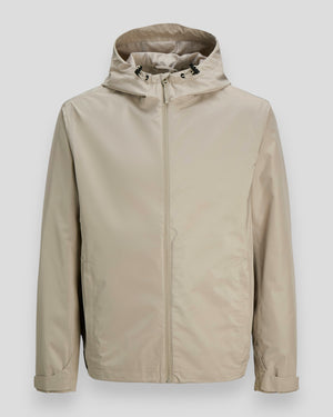 Flynn funktionel jakke fra Jack & Jones med snøring, vist i vinterlook med slidstærkt materiale og moderne design.