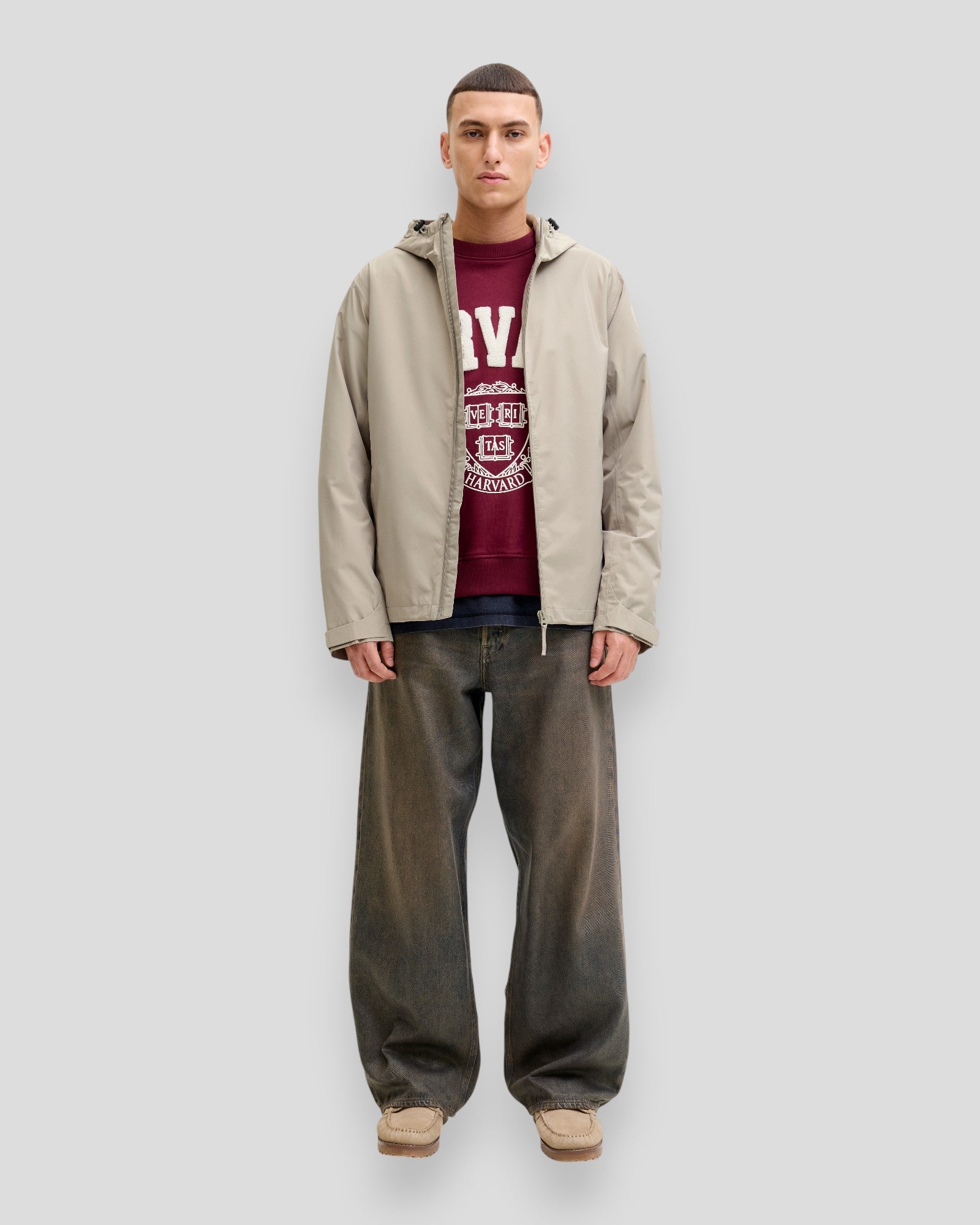 Flynn funktionel jakke fra Jack & Jones i stribnet design, velegnet til vinter og efterår, med moderne pasform og detaljer.