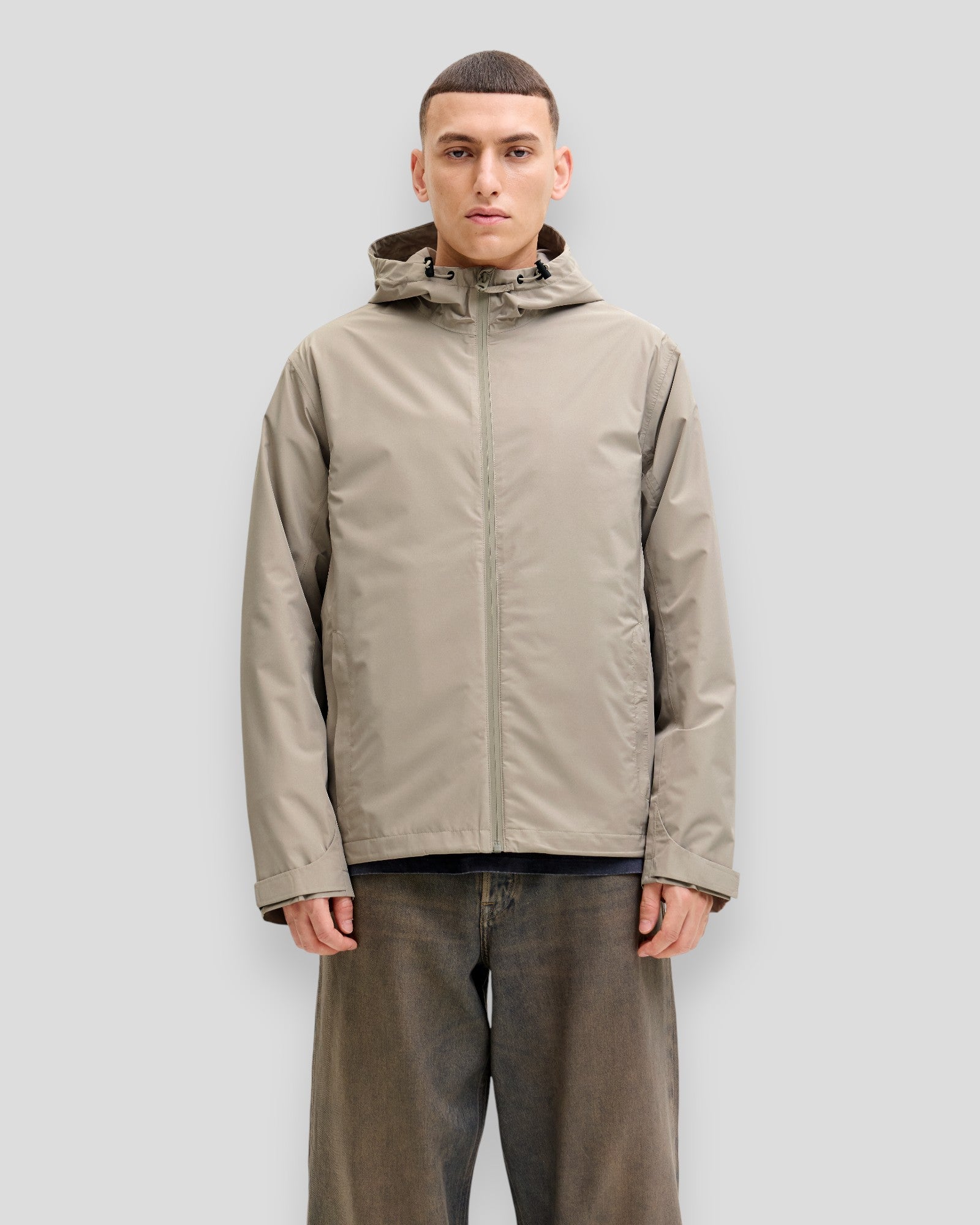 Flynn funktionel jakke fra Jack & Jones med snøre, vintertøj, sort, foran med lynlås og lommer, vinterstil.