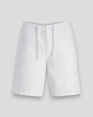 Hvide Jaiden Hybrid Jogger Shorts fra Jack & Jones lagt fladt, med elastik i taljen og løse ben.