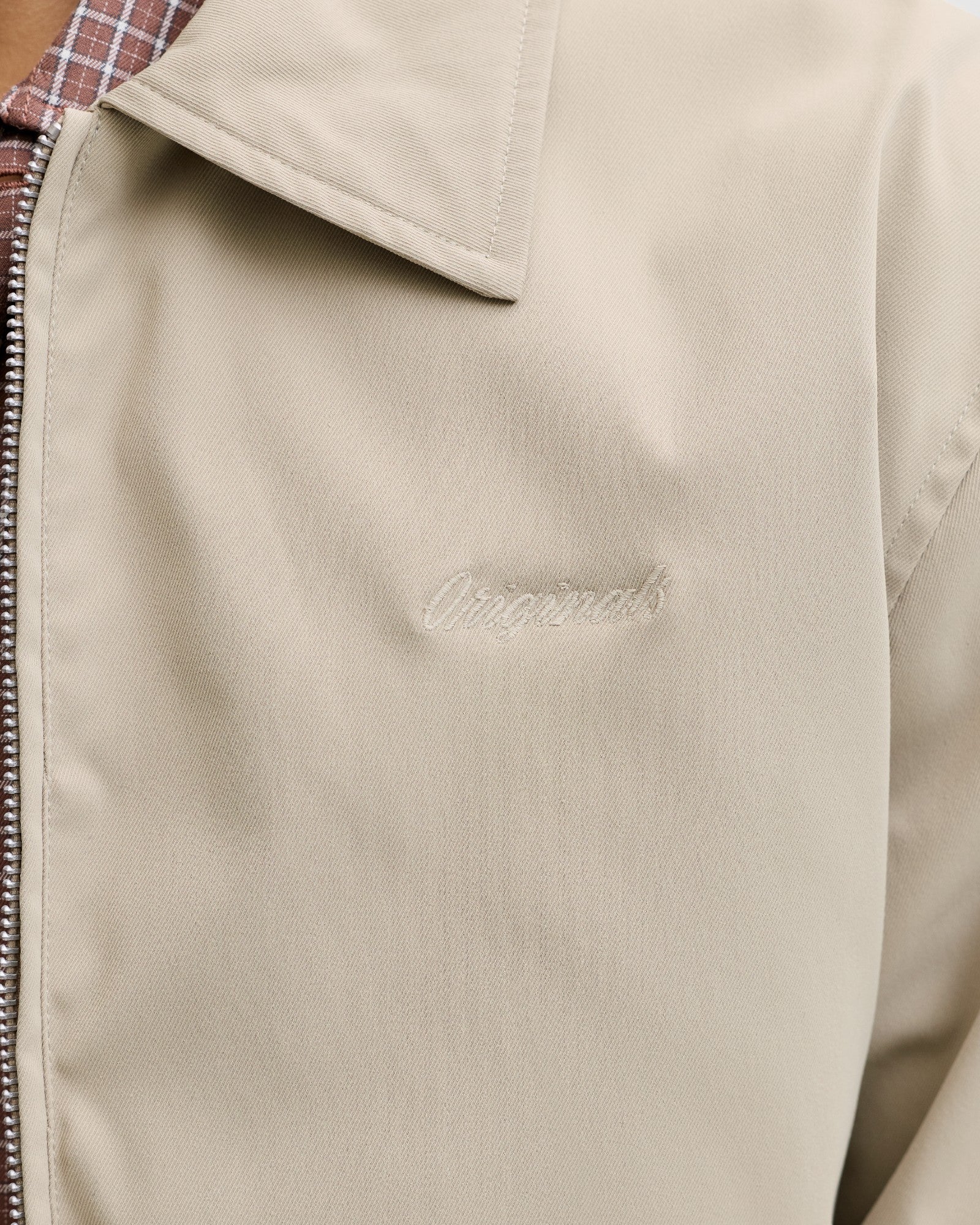 Jack & Jones Catskills Harrington-jakke i crockery farve med frontlommer og klassisk snit, velegnet til forår og sommer.