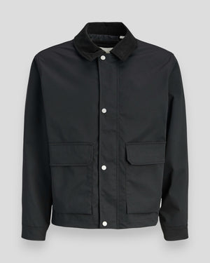 Sort jacket fra Jack & Jones Catskills Barn Jacket til forår og sommer, synlig med lynlås og lommer på billedet