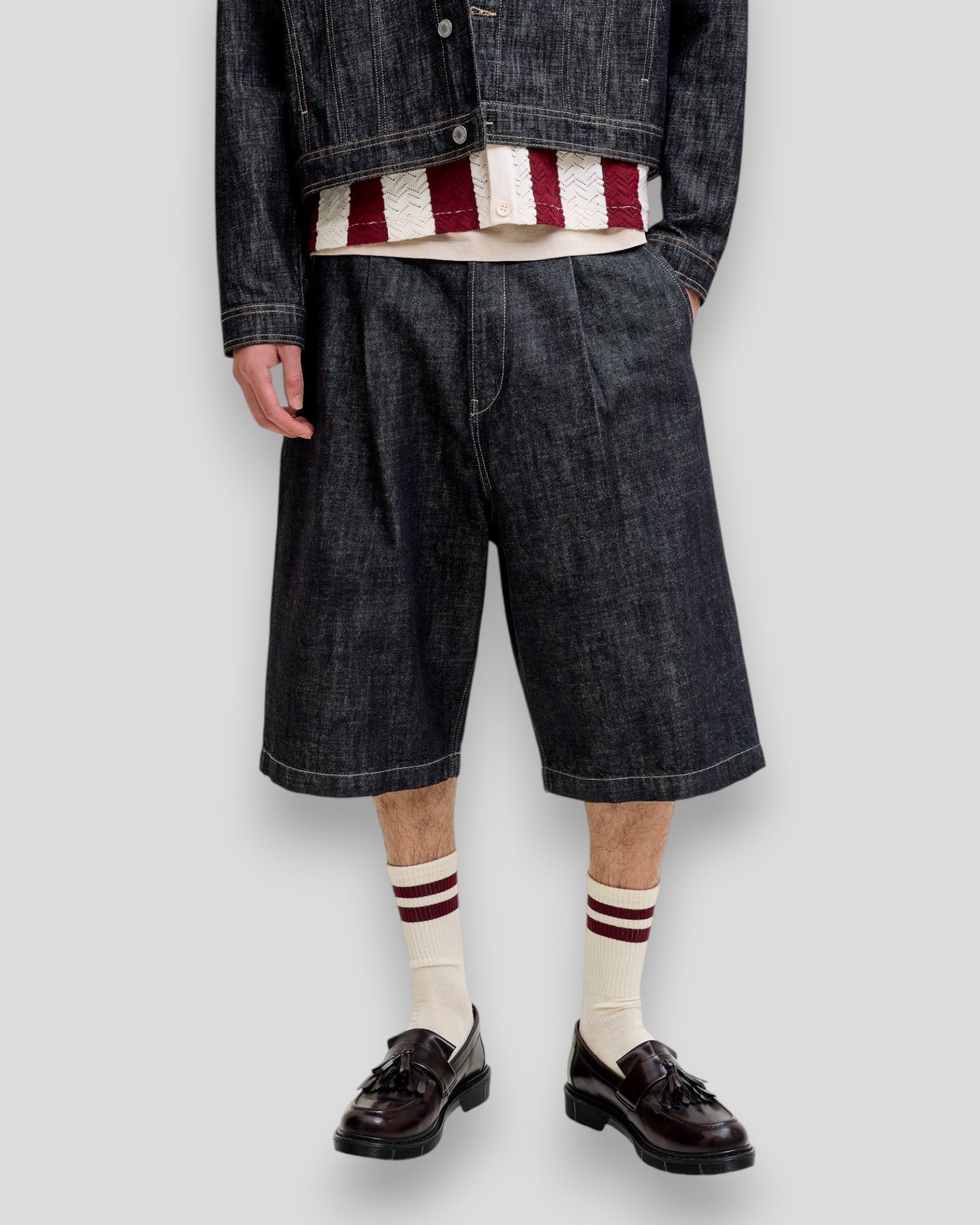 Blå denim shorts fra Jack & Jones Ron Lloyd AKM 856 LN, rå denim, afslappet stil, vises med lommer og klassisk snit.