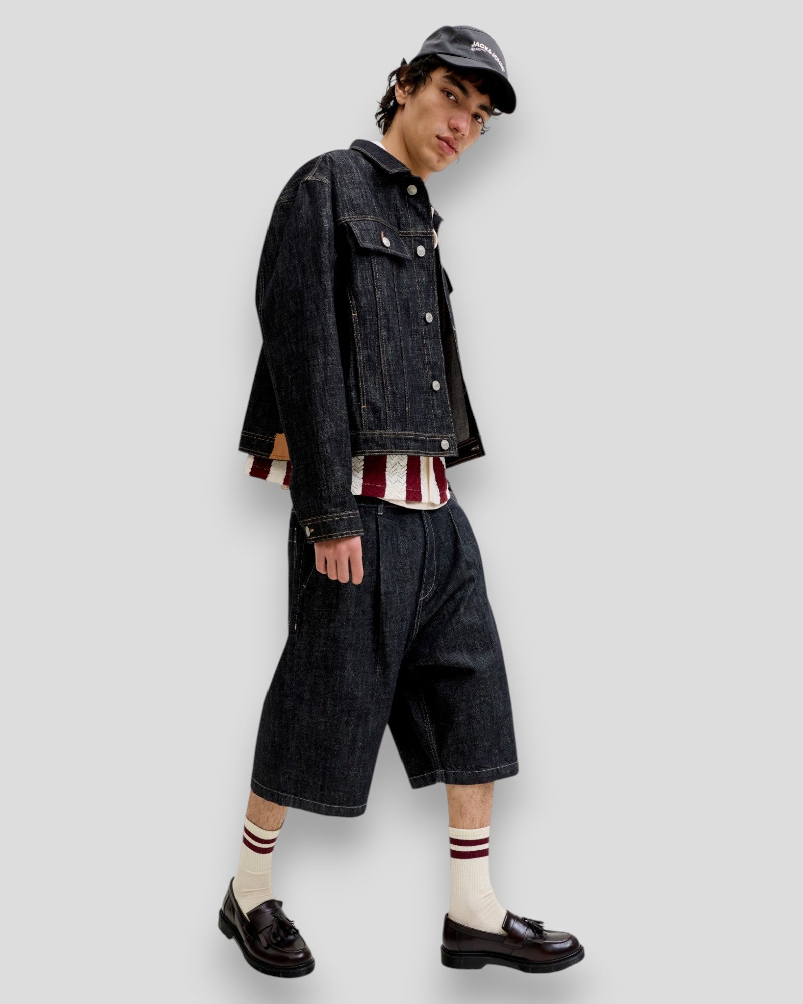 Blå denim shorts fra Jack & Jones Ron Lloyd AKM 856 LN med rå kant, vist på model mod hvid baggrund.