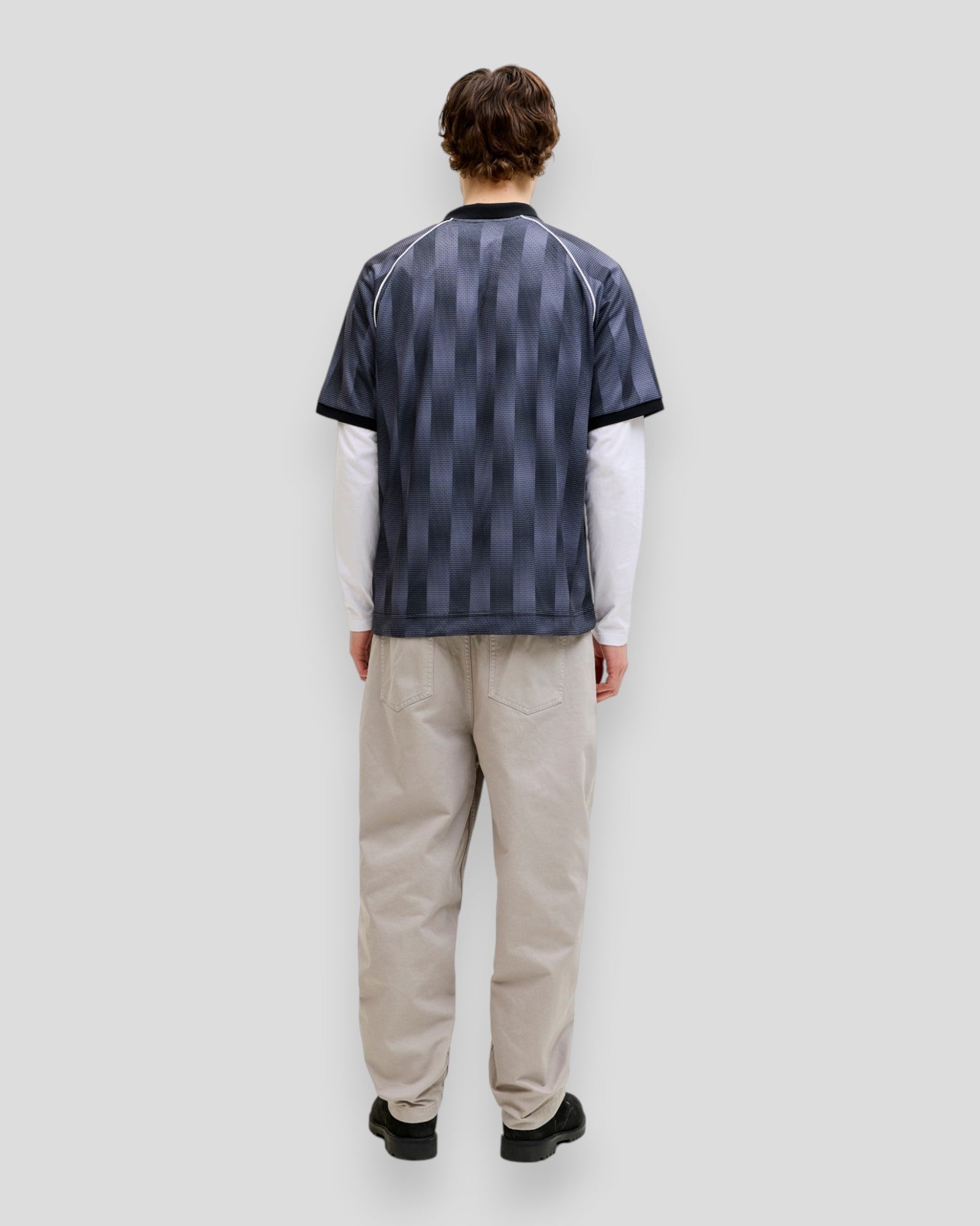 Sort Jack & Jones Breeze Football AOP Mesh Tee SS, letvægts mesh T-shirt med fodboldprint og afslappet pasform.